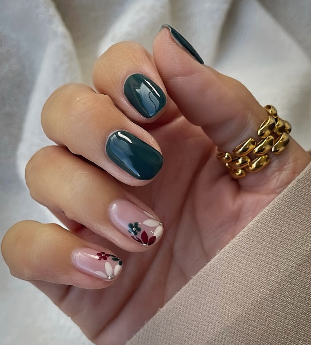 Маникюр на короткие ногти: новые формы апреля, которые меняют все