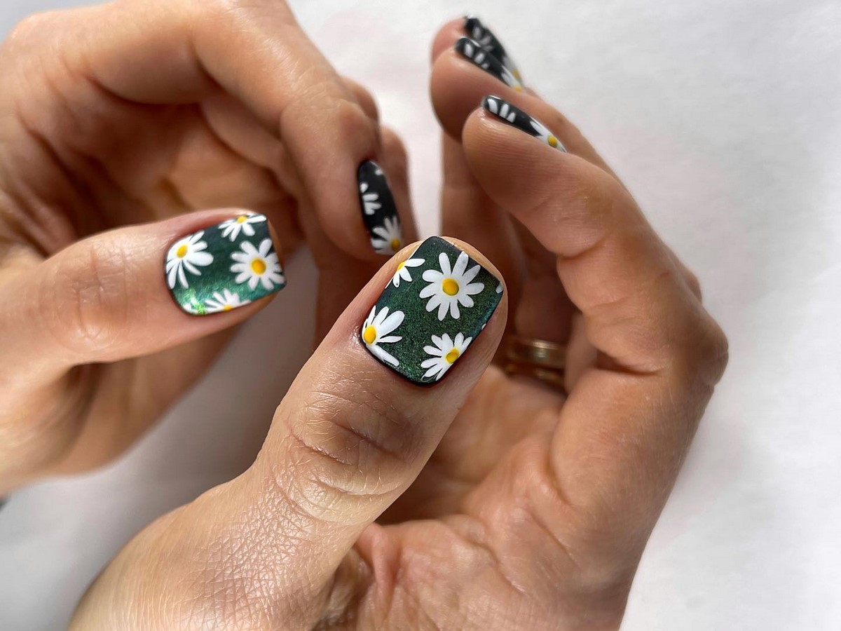 Мини-цветочки на ногтях: нежный маникюр, который вернулся в тренды