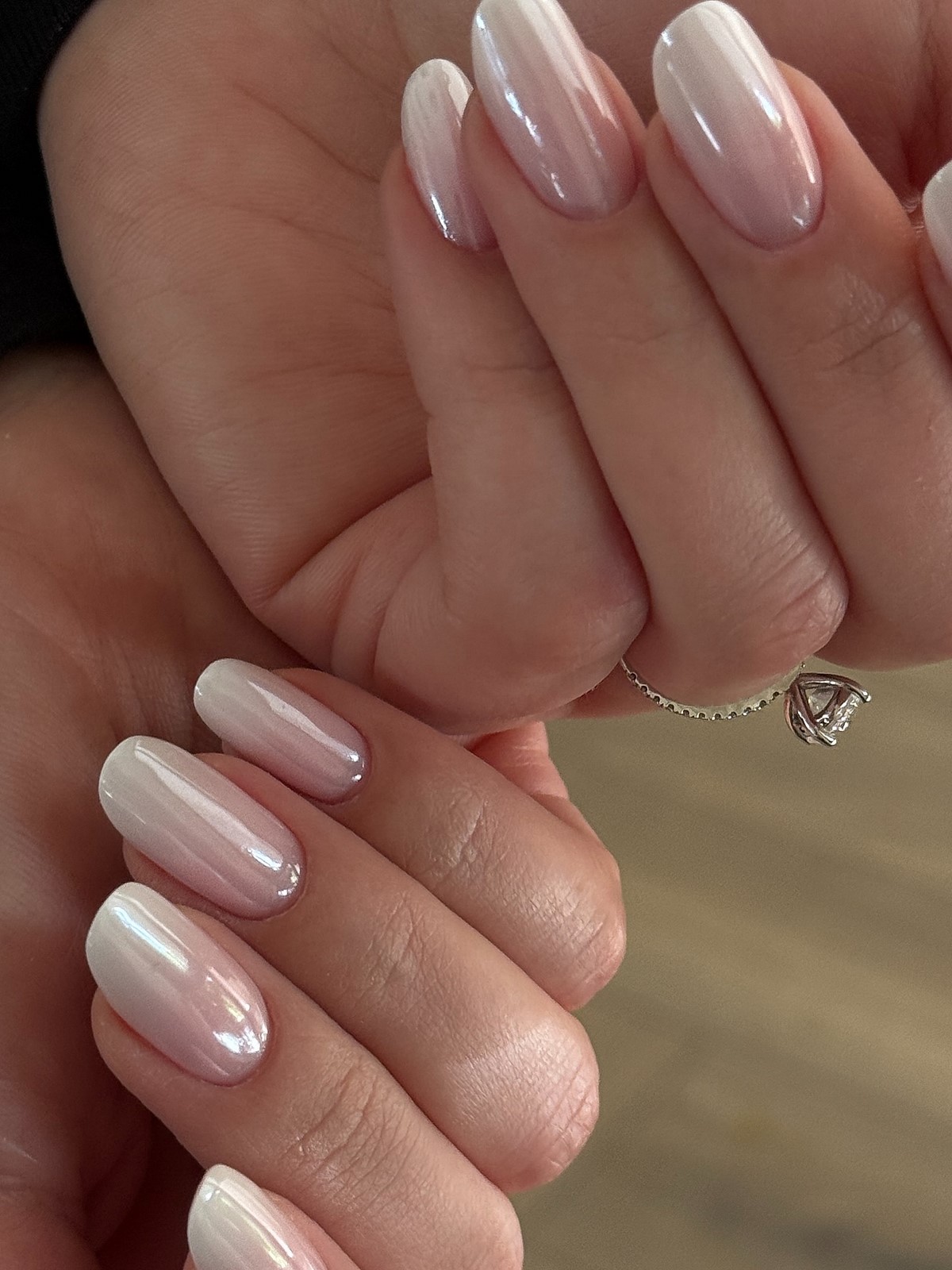 Молочный маникюр апреля 2026: новый стандарт вместо нюда