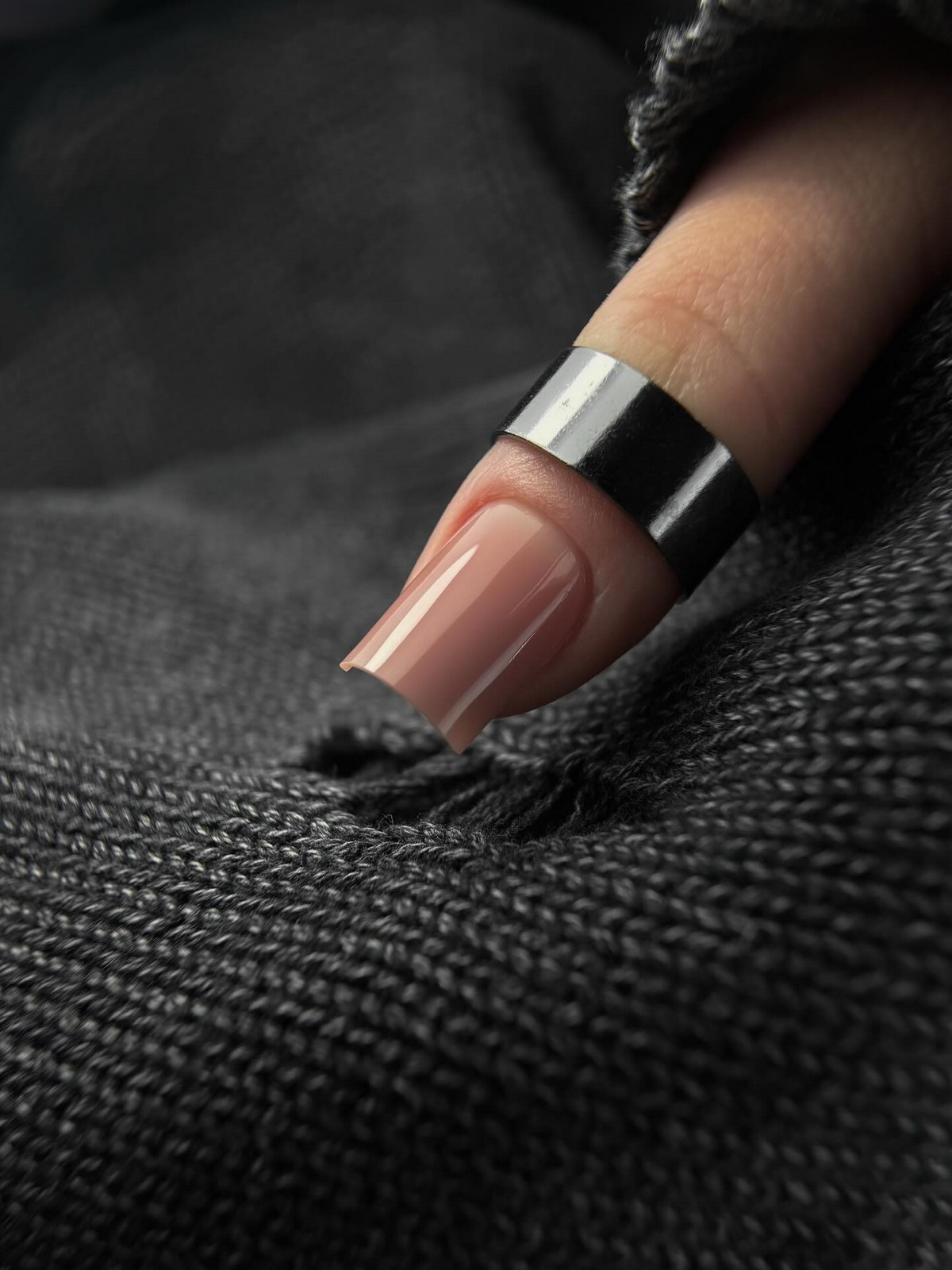 Нежный маникюр: оттенки, которые делают руки визуально моложе