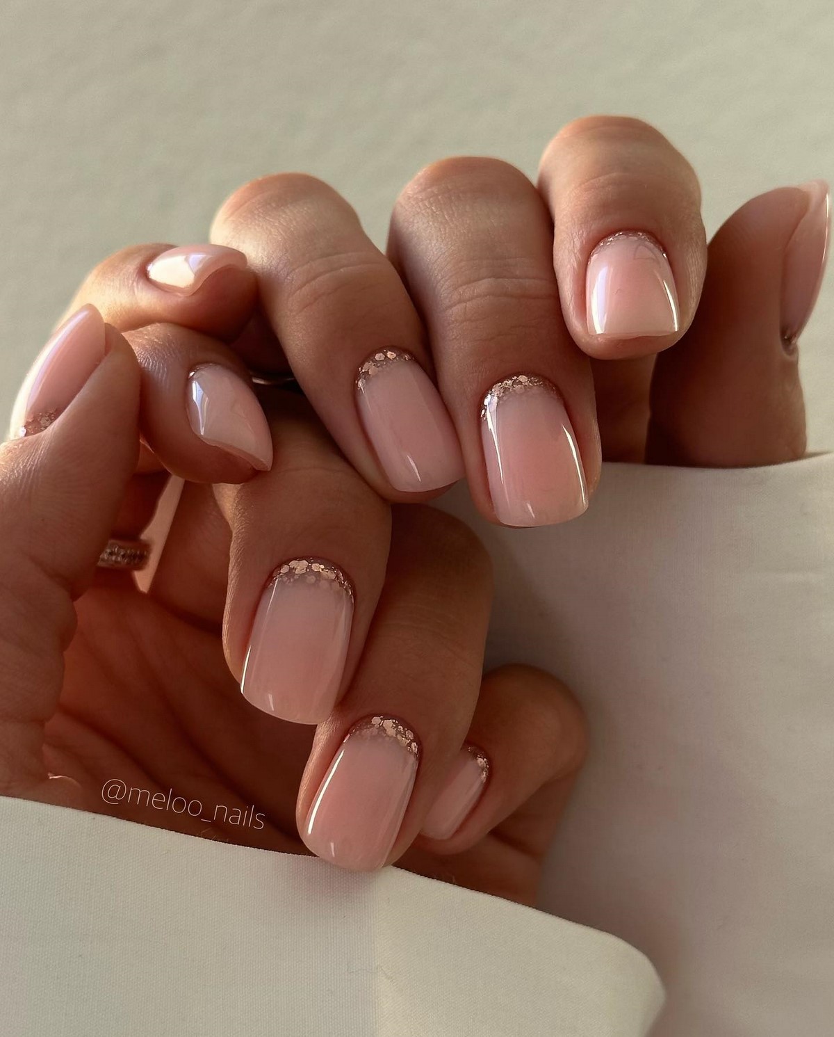 Почему полупрозрачный маникюр весной выглядит дороже