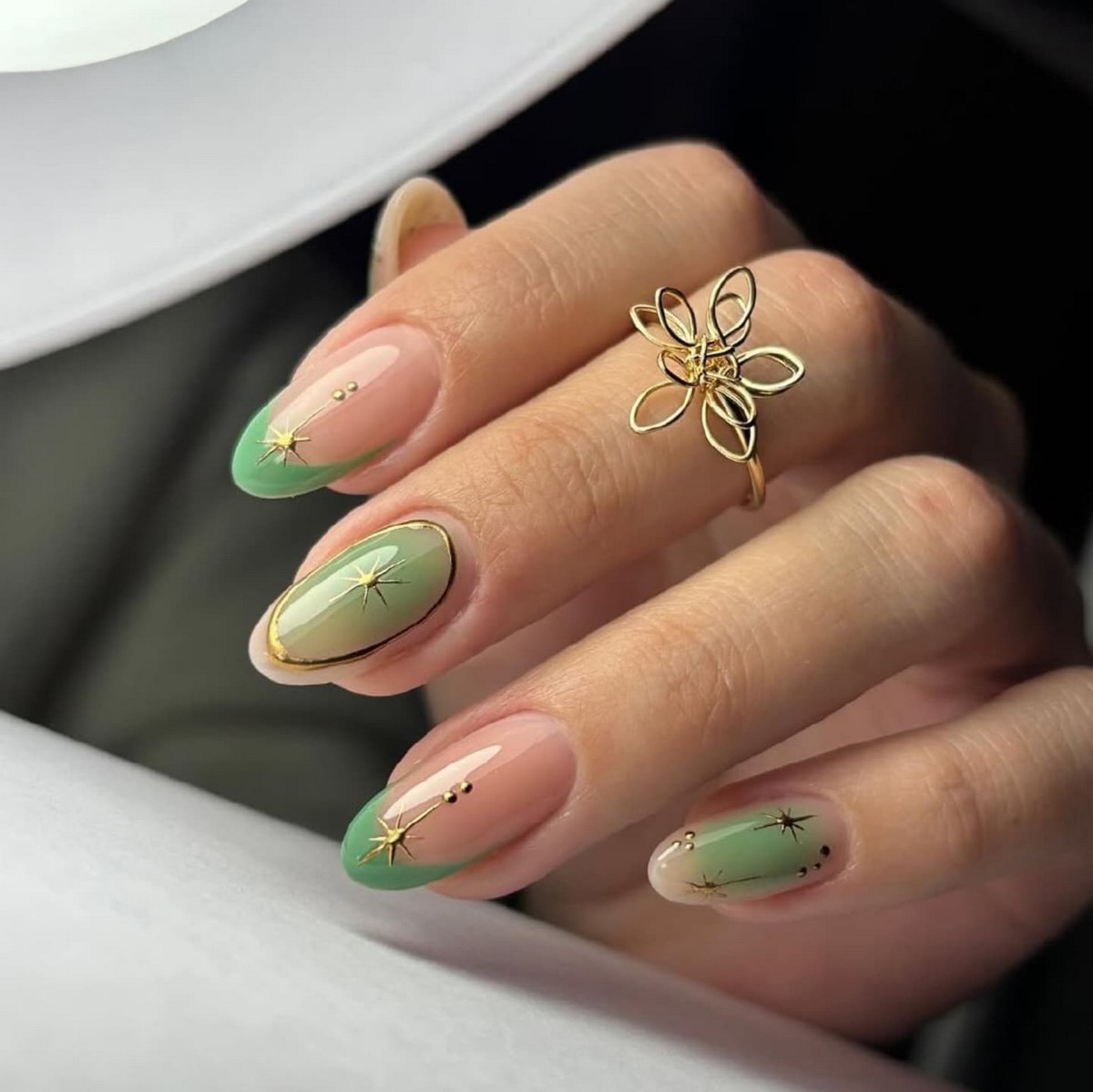 Аура-маникюр 2026 — весенний эффект свечения, который заменяет однотон