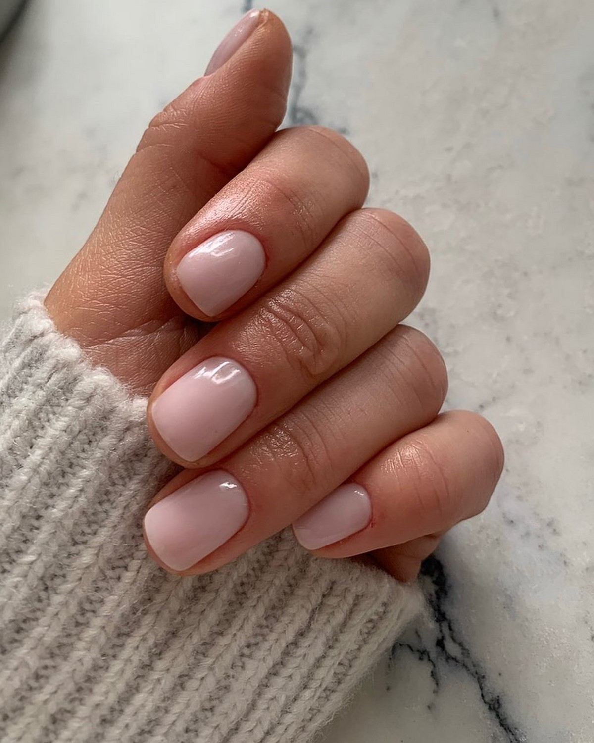 Маникюр в нежных тонах: оттенки, которые освежают руки