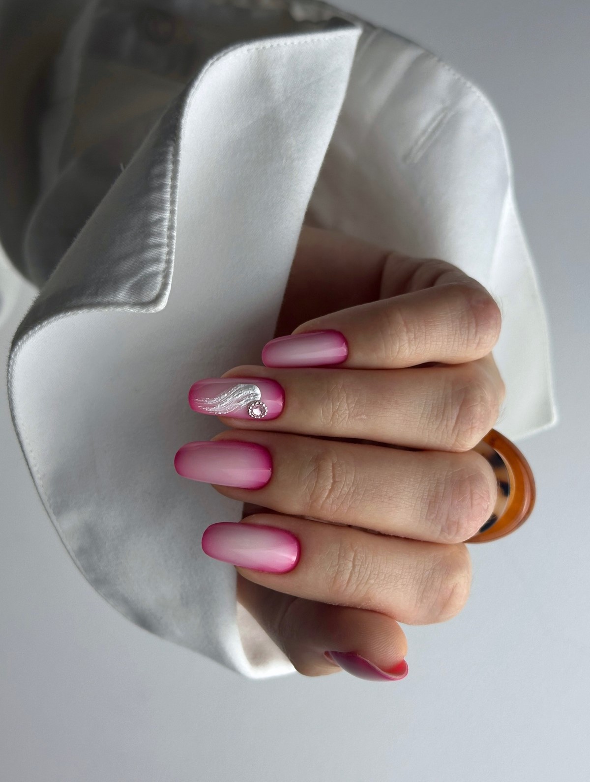 Аура-маникюр 2026 — весенний эффект свечения, который заменяет однотон