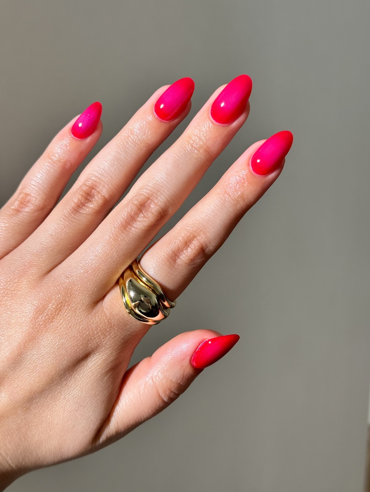 Аура-маникюр 2026 — весенний эффект свечения, который заменяет однотон