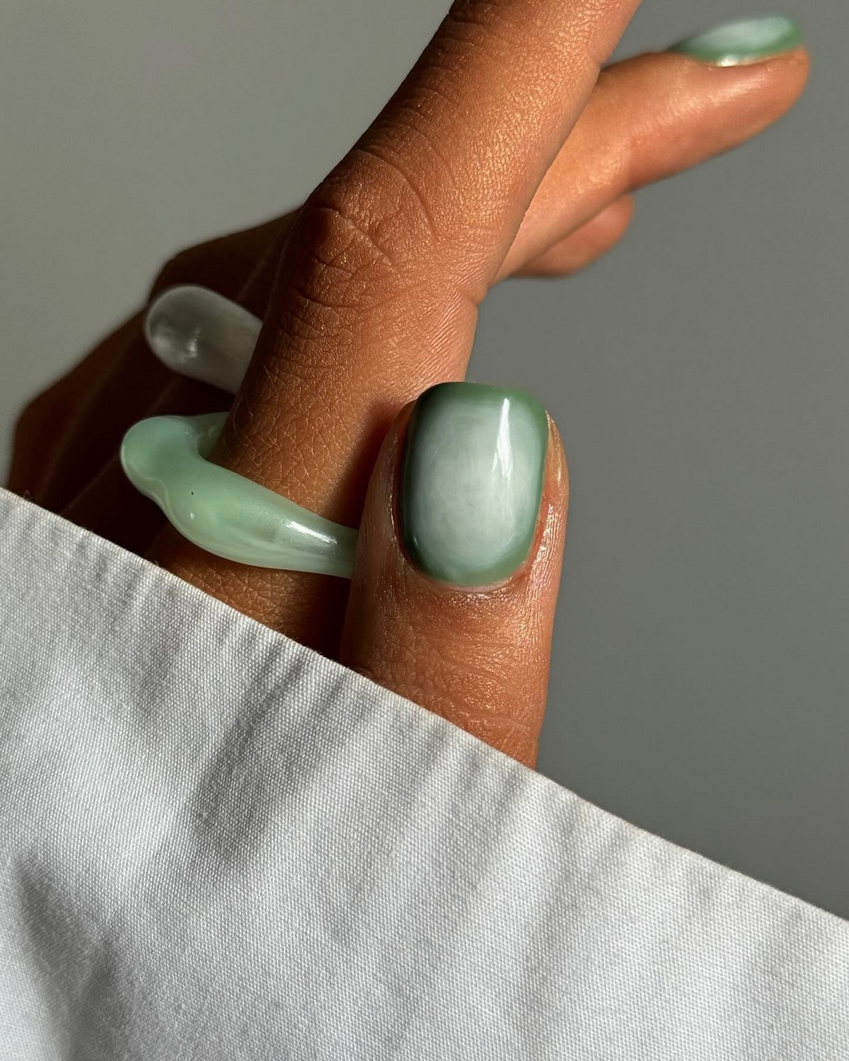 Аура-маникюр 2026 — весенний эффект свечения, который заменяет однотон