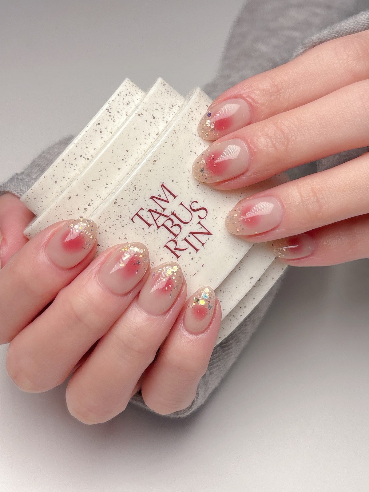 Аура-маникюр 2026 — весенний эффект свечения, который заменяет однотон