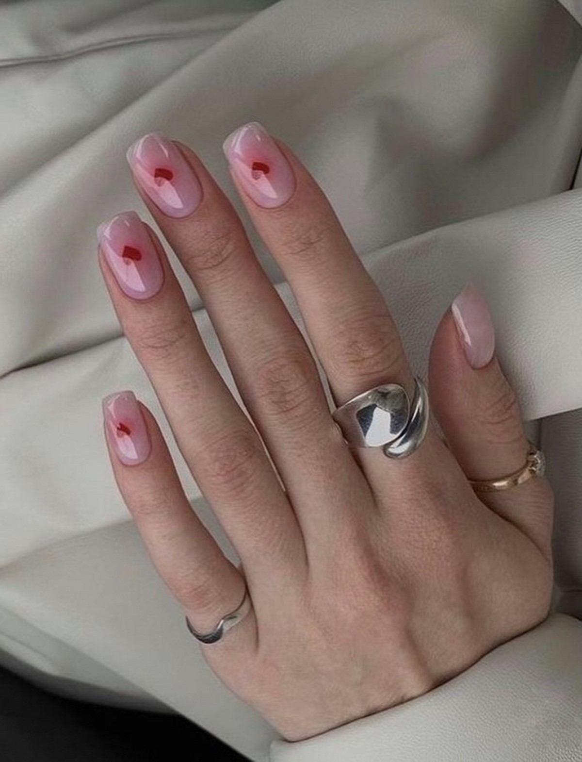 Аура-маникюр 2026 — весенний эффект свечения, который заменяет однотон