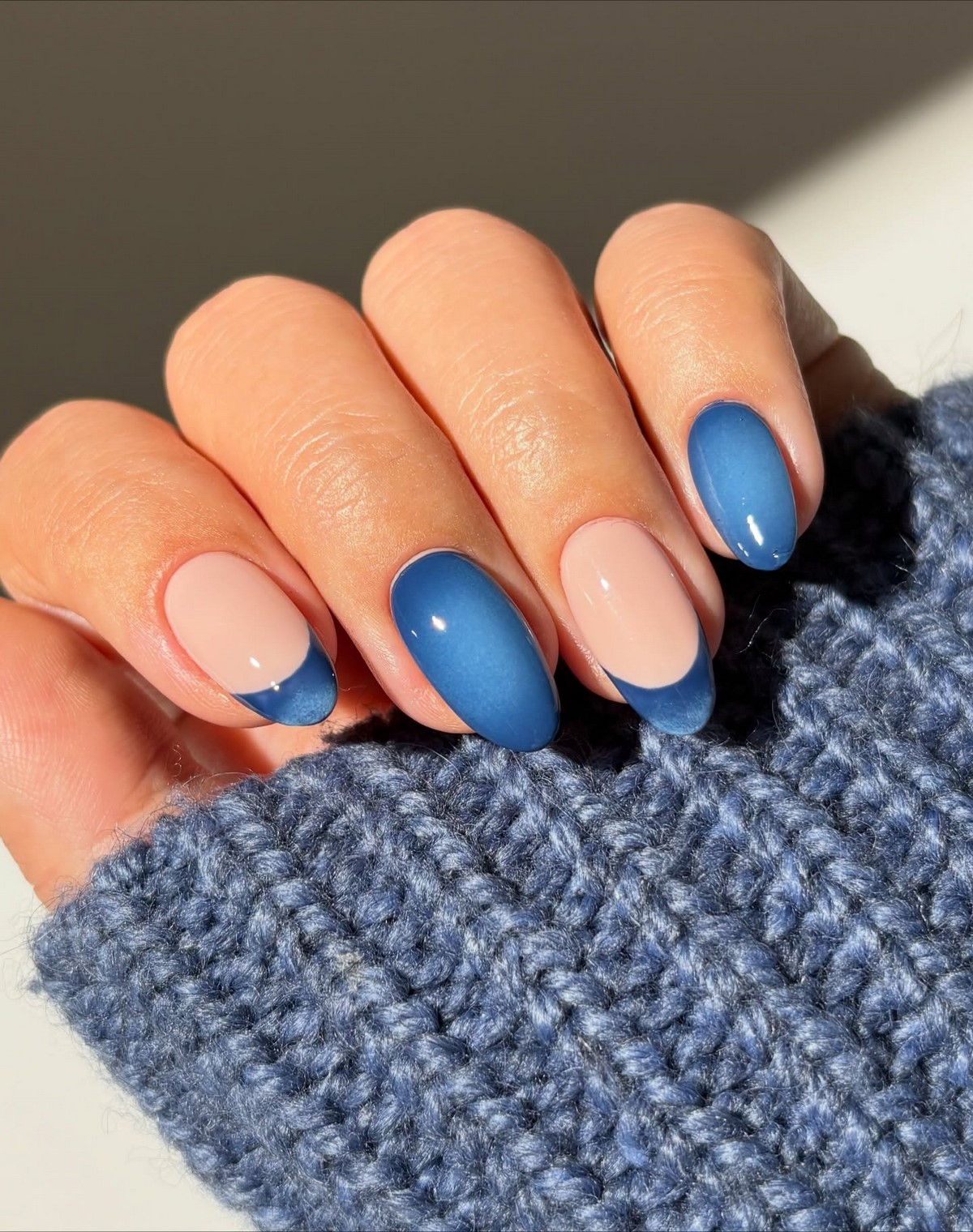 Аура-маникюр 2026 — весенний эффект свечения, который заменяет однотон