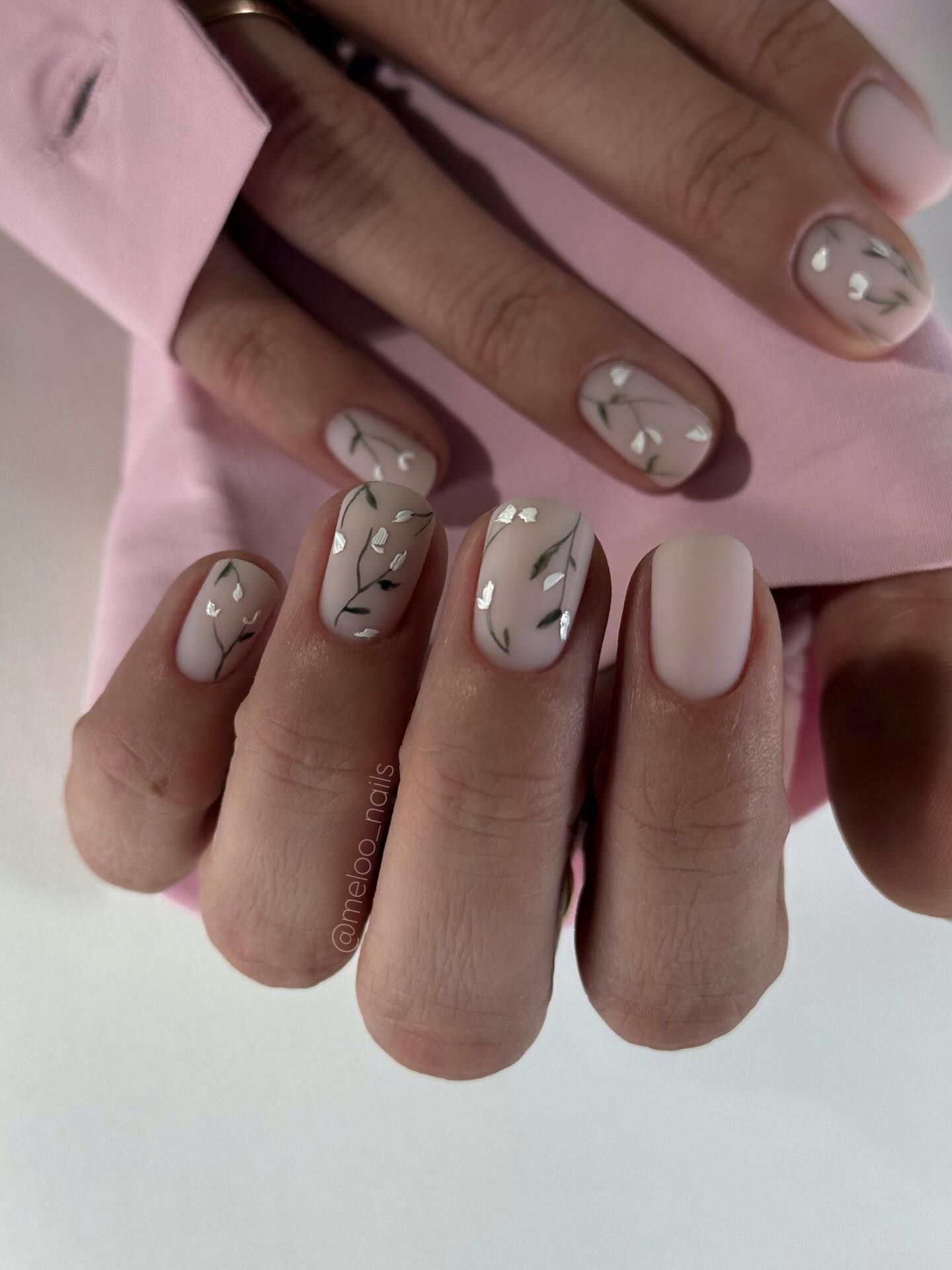 Бежевый маникюр весной 2026: тихая сенсация сезона