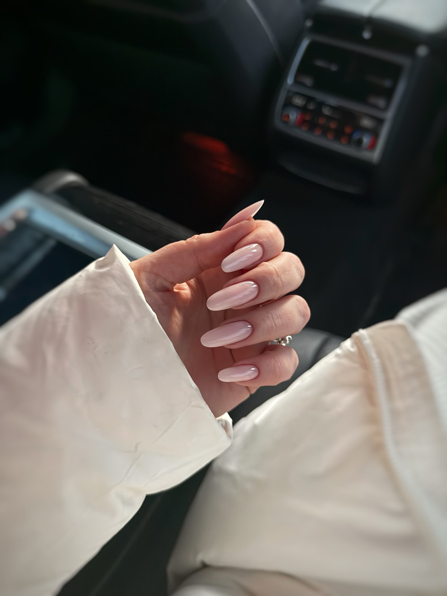 Бежевый маникюр весной 2026: тихая сенсация сезона