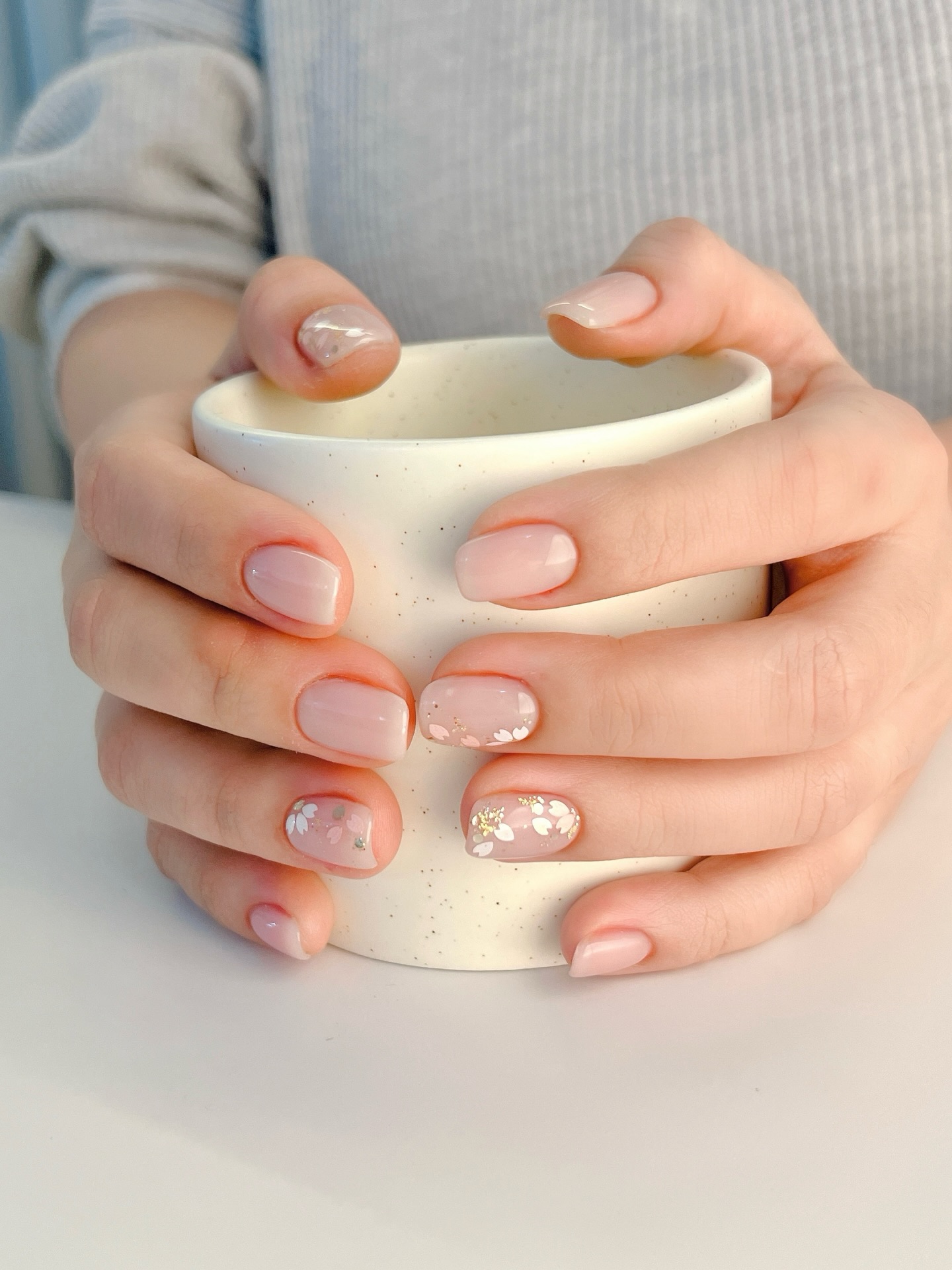 Бежевый маникюр весной 2026: тихая сенсация сезона