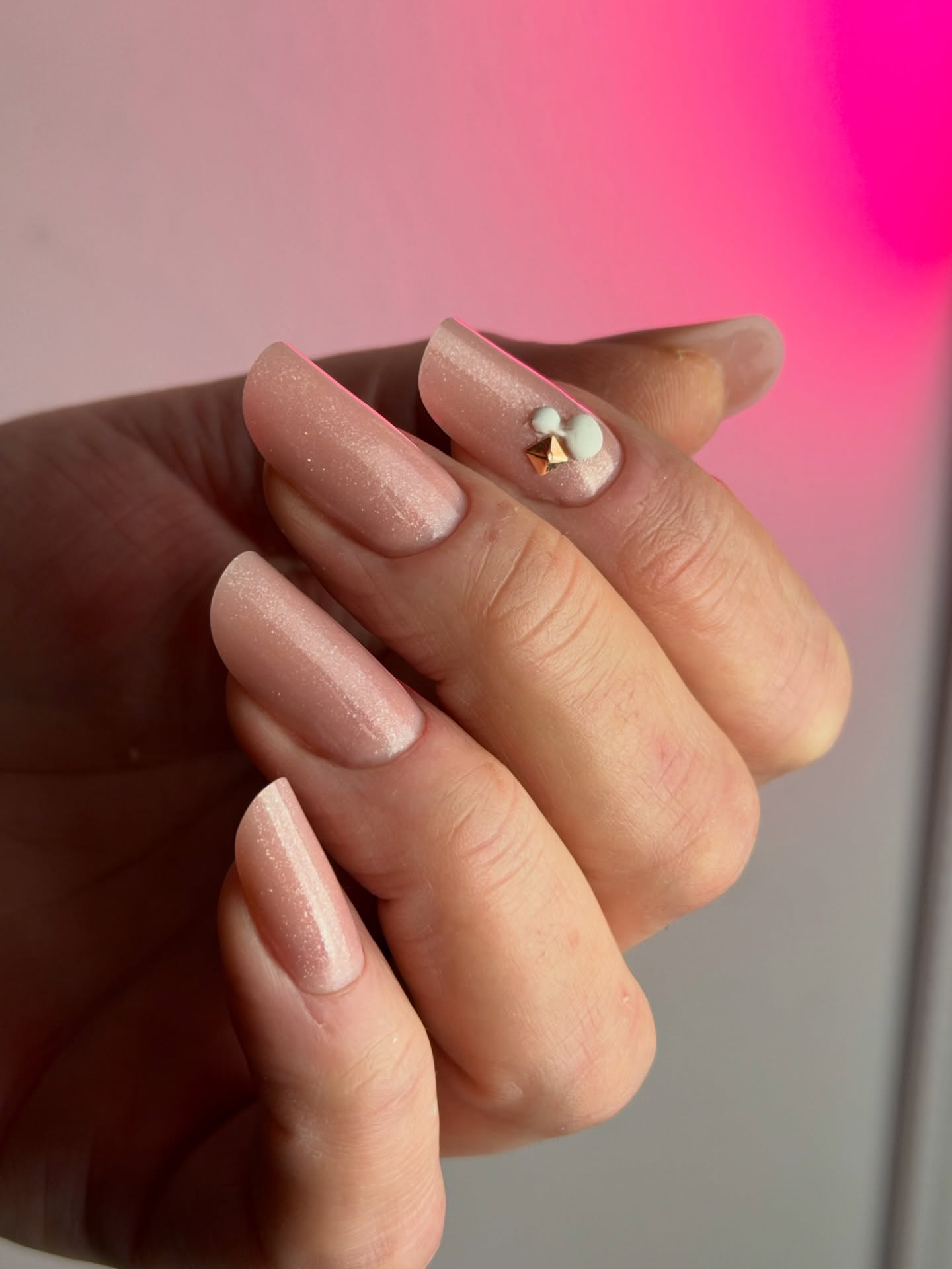 Бежевый маникюр весной 2026: тихая сенсация сезона