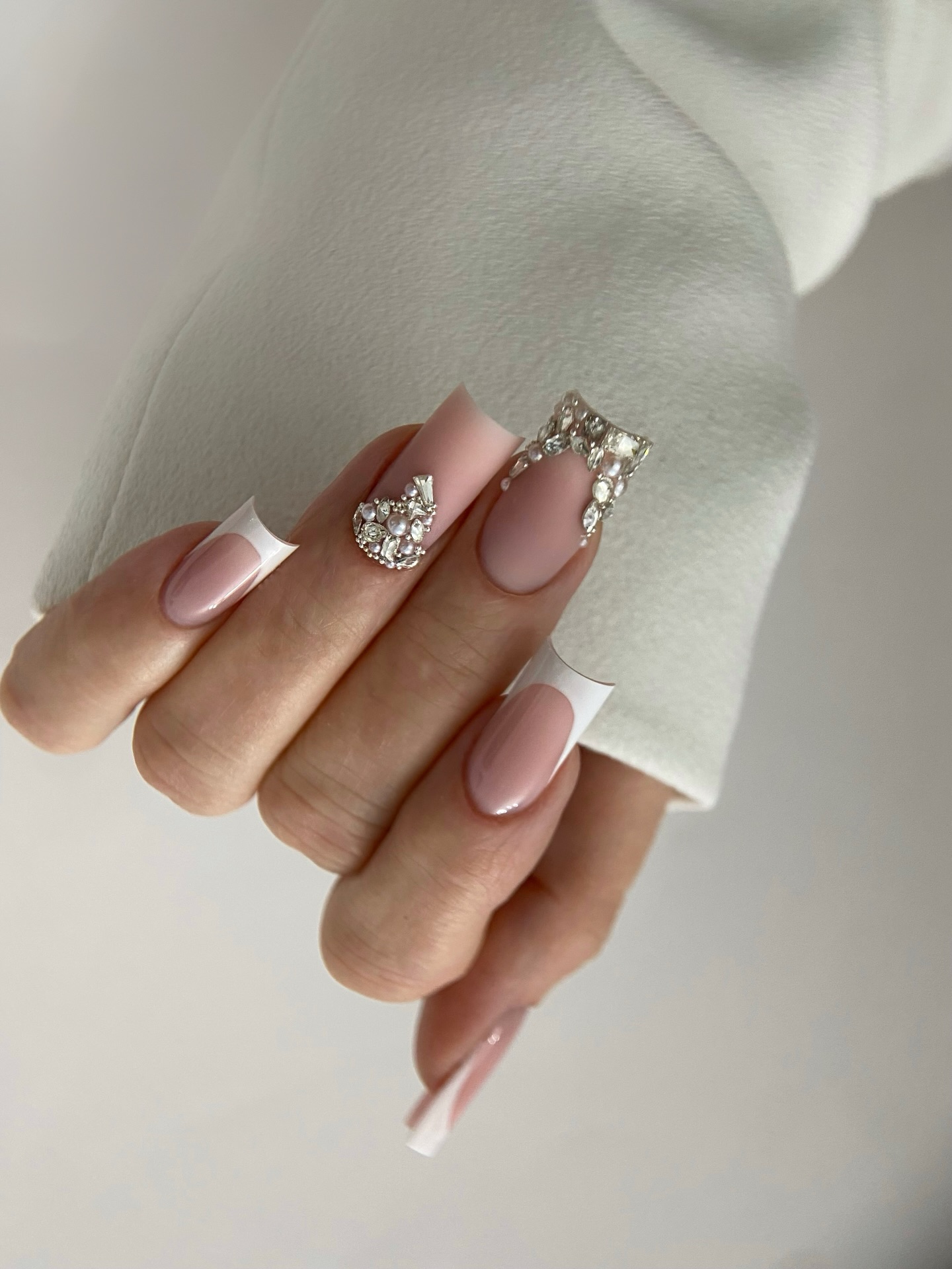 Бежевый маникюр весной 2026: тихая сенсация сезона