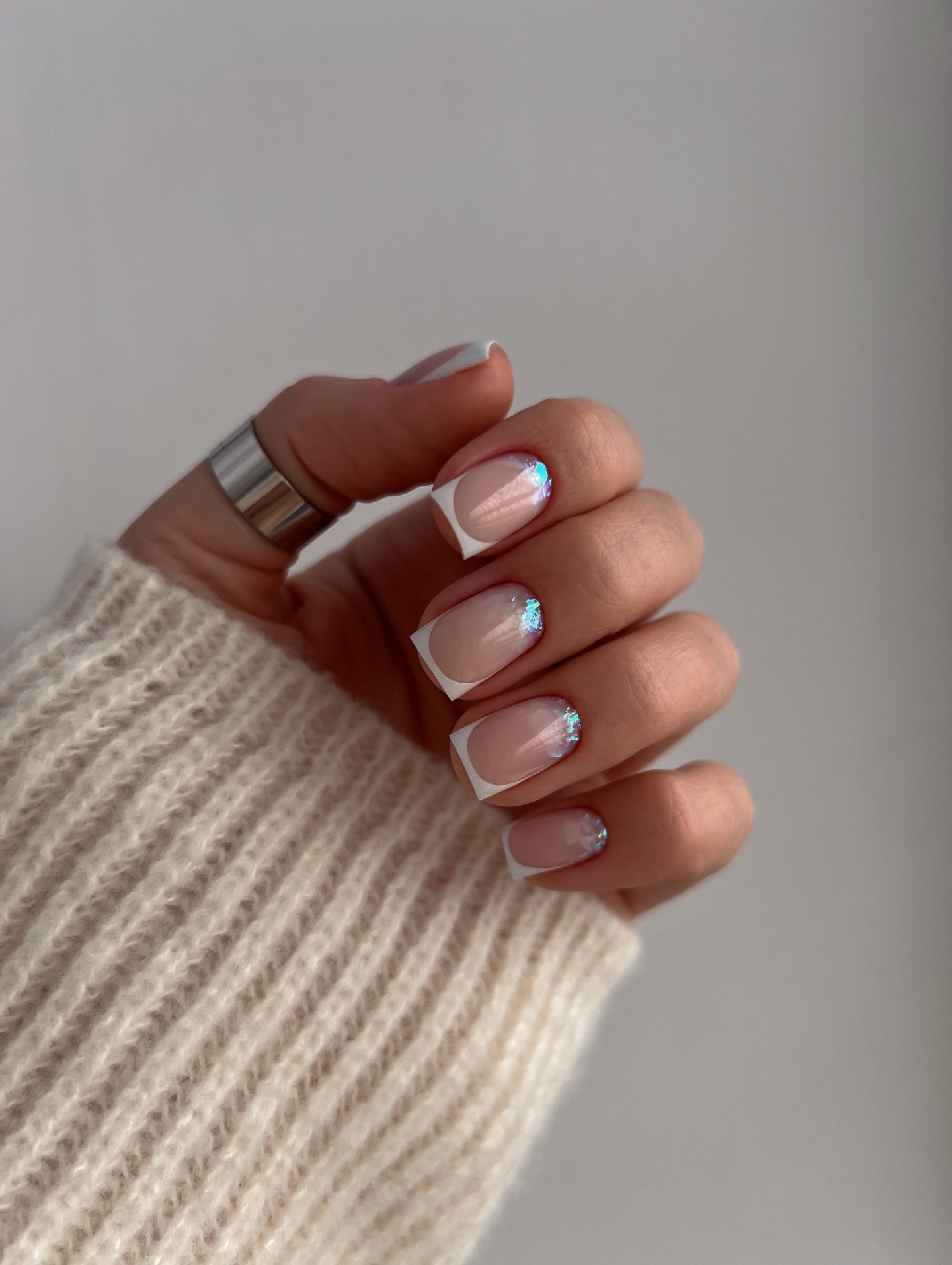 Бежевый маникюр весной 2026: тихая сенсация сезона