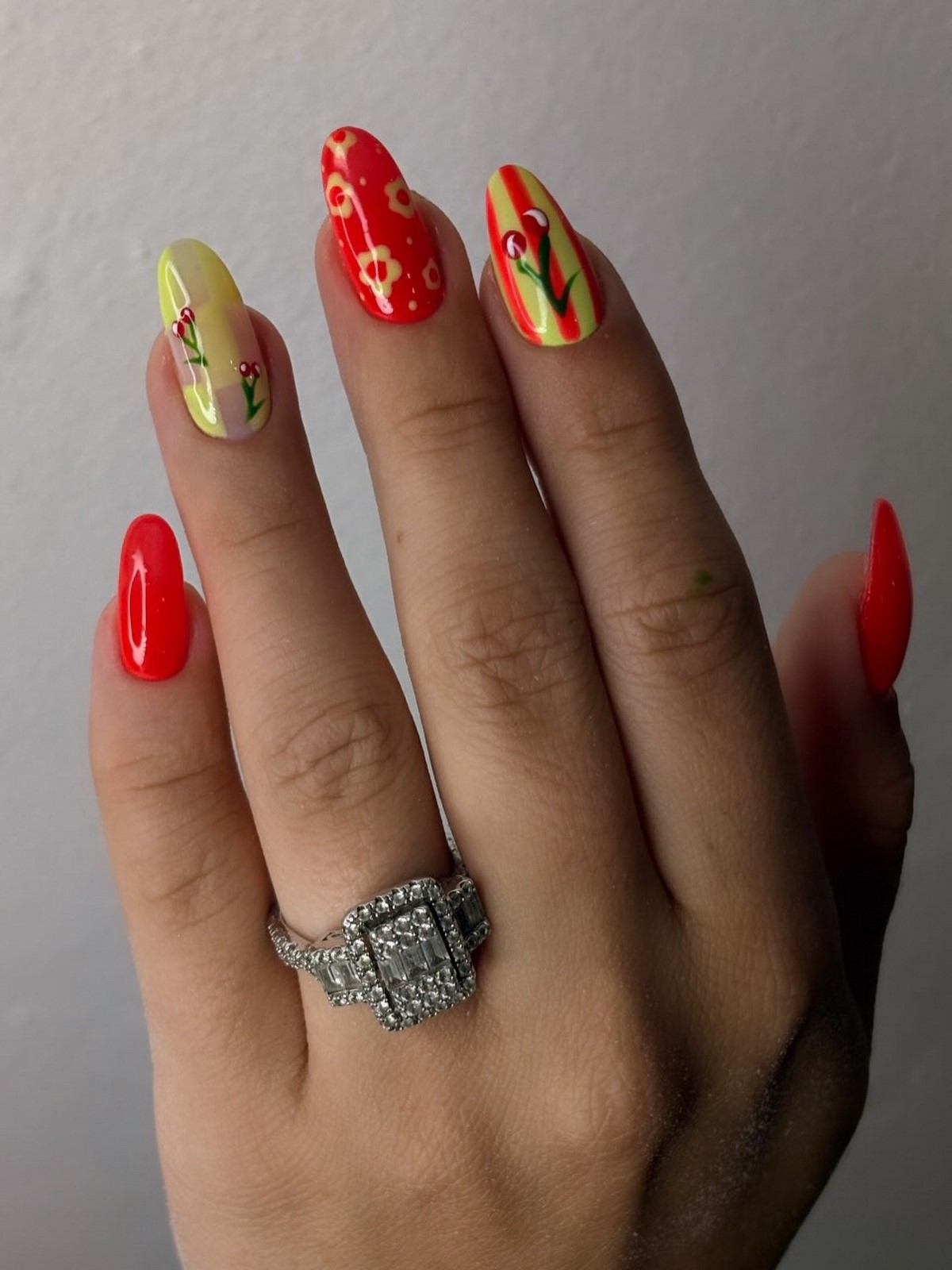 Дофаминовый маникюр весной 2026: взрыв цвета на ваших ногтях