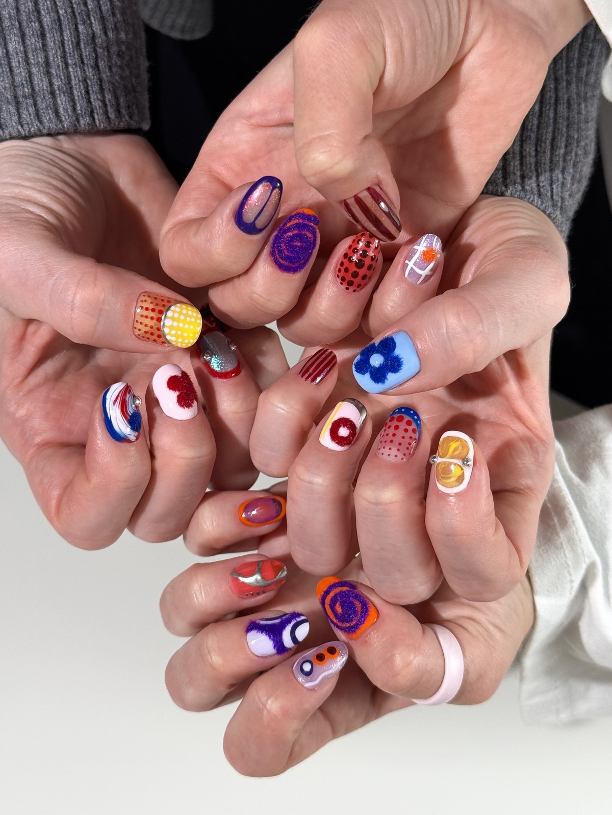 Дофаминовый маникюр весной 2026: взрыв цвета на ваших ногтях