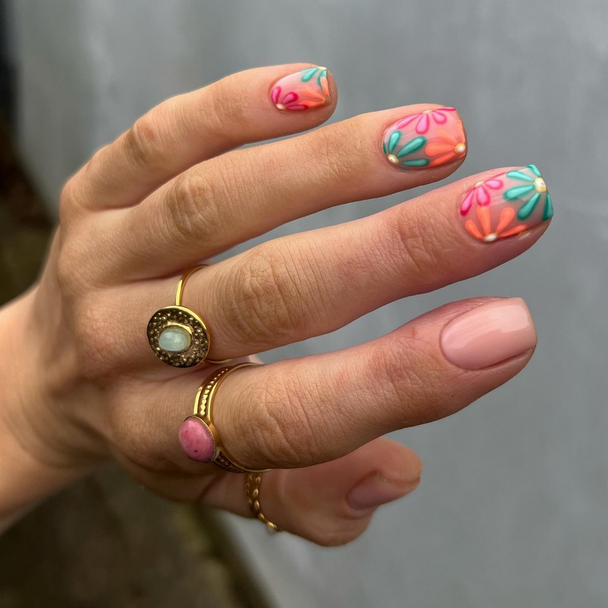 Дофаминовый маникюр весной 2026: взрыв цвета на ваших ногтях