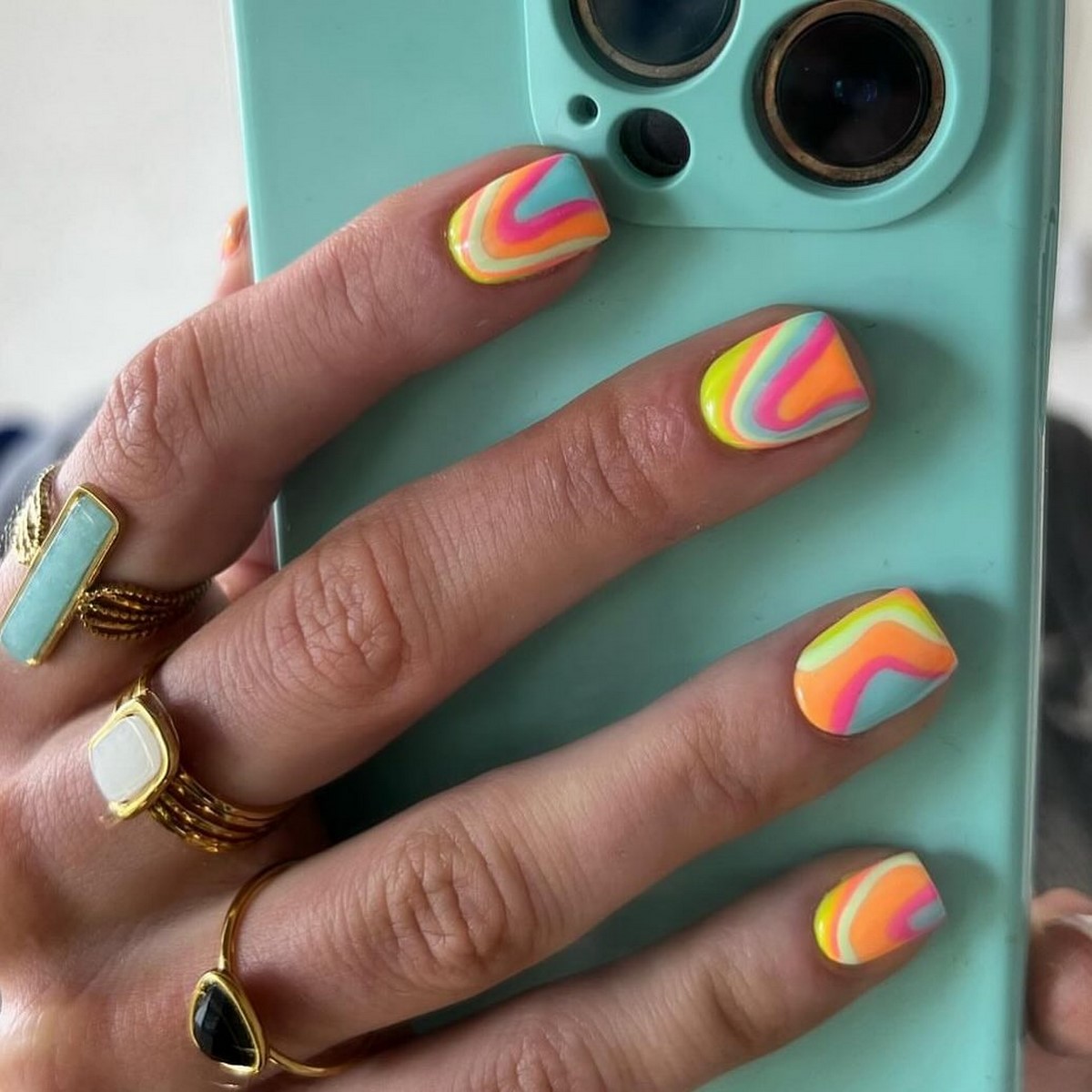 Дофаминовый маникюр весной 2026: взрыв цвета на ваших ногтях