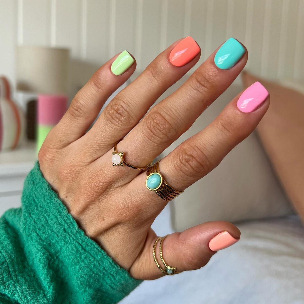 Дофаминовый маникюр весной 2026: взрыв цвета на ваших ногтях