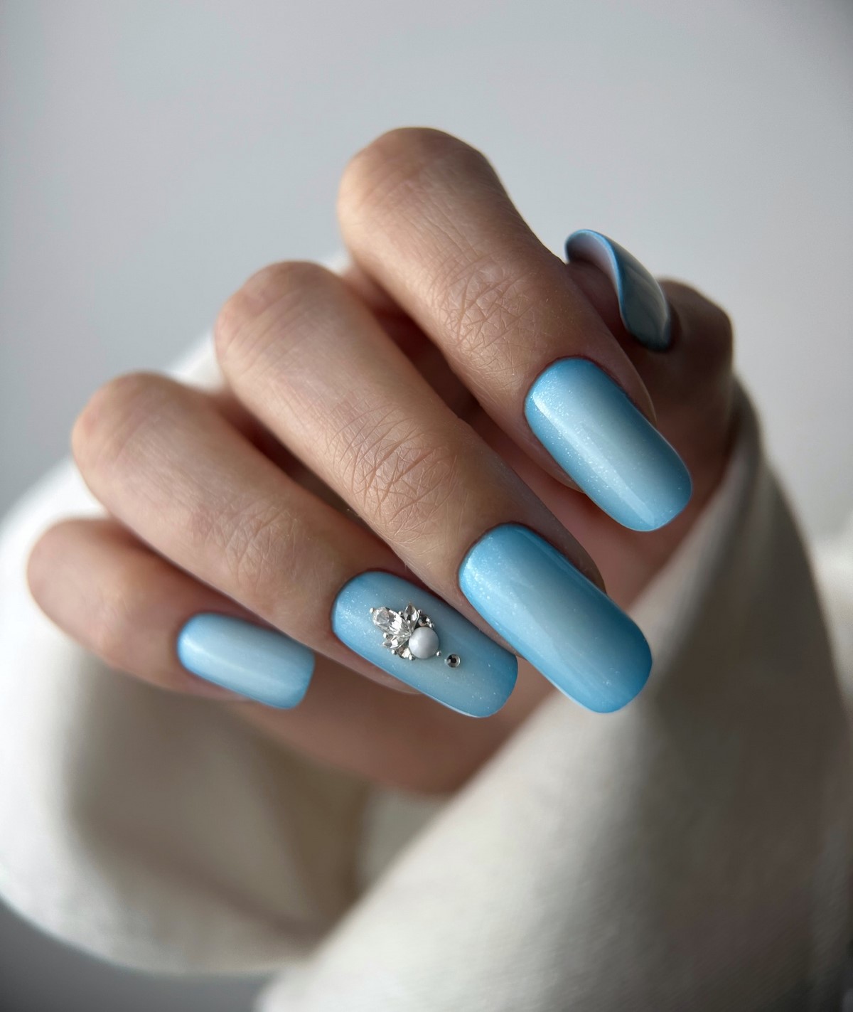 Голубой маникюр весна 2026: самый заметный тренд сезона
