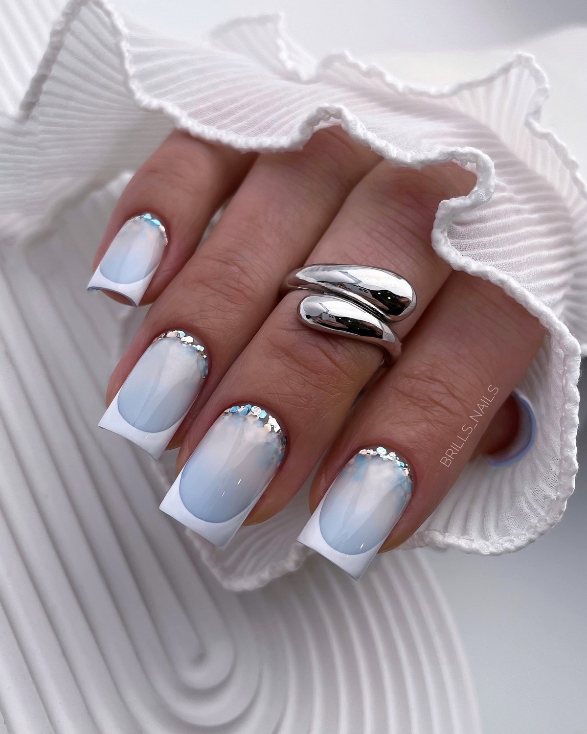 Голубой маникюр весна 2026: самый заметный тренд сезона