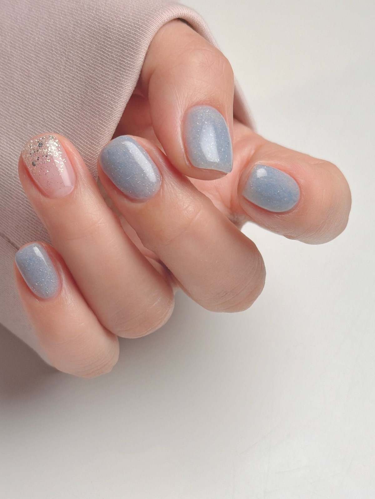 Голубой маникюр весна 2026: самый заметный тренд сезона