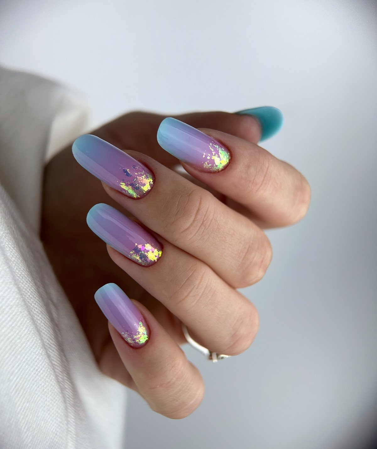 Голубой маникюр весна 2026: самый заметный тренд сезона