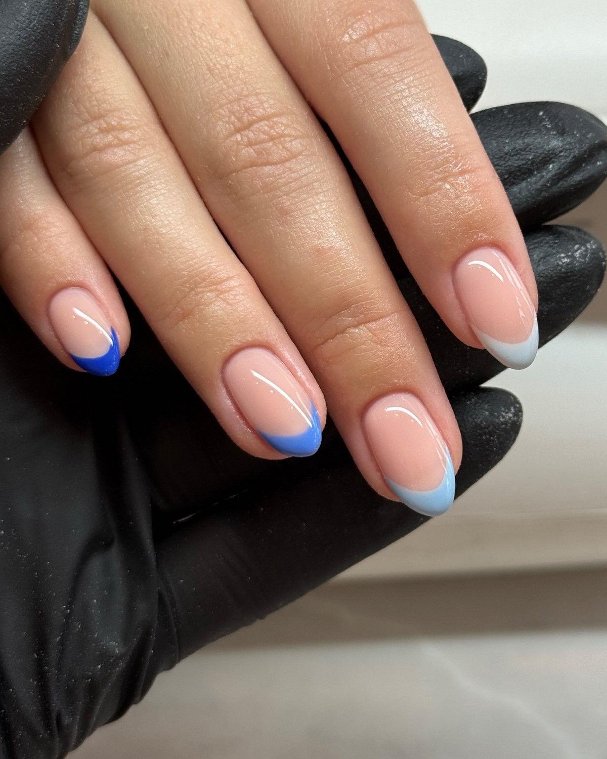 Голубой маникюр весна 2026: самый заметный тренд сезона