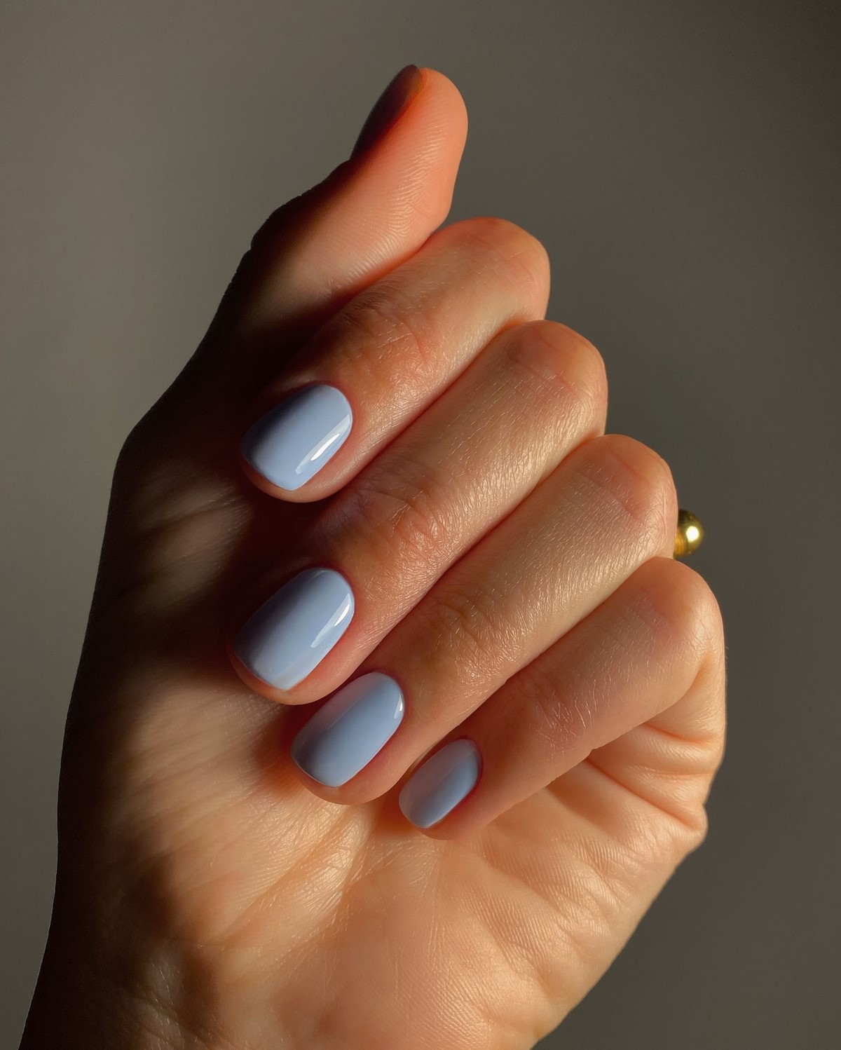 Голубой маникюр весна 2026: самый заметный тренд сезона