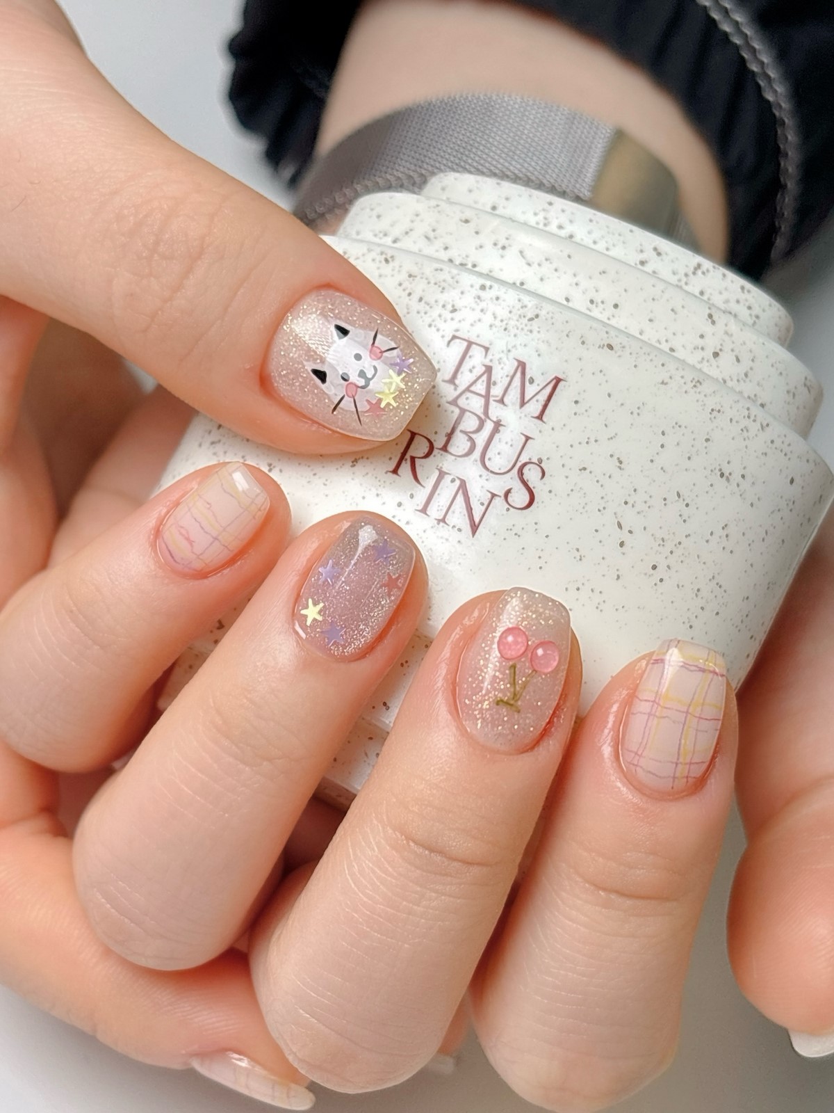 Короткие ногти на апрель: дорогие и аккуратные цвета