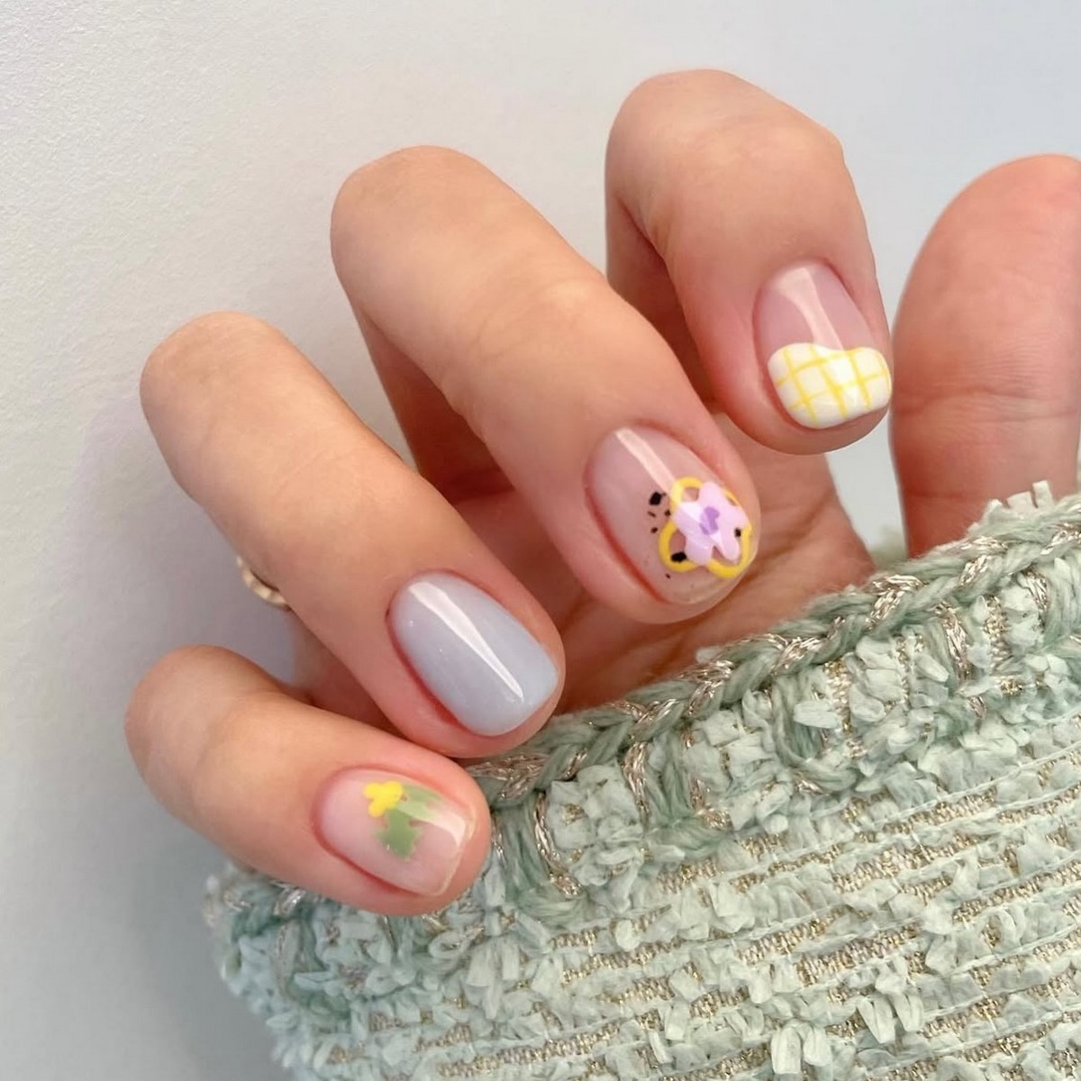 Короткие ногти на апрель: дорогие и аккуратные цвета