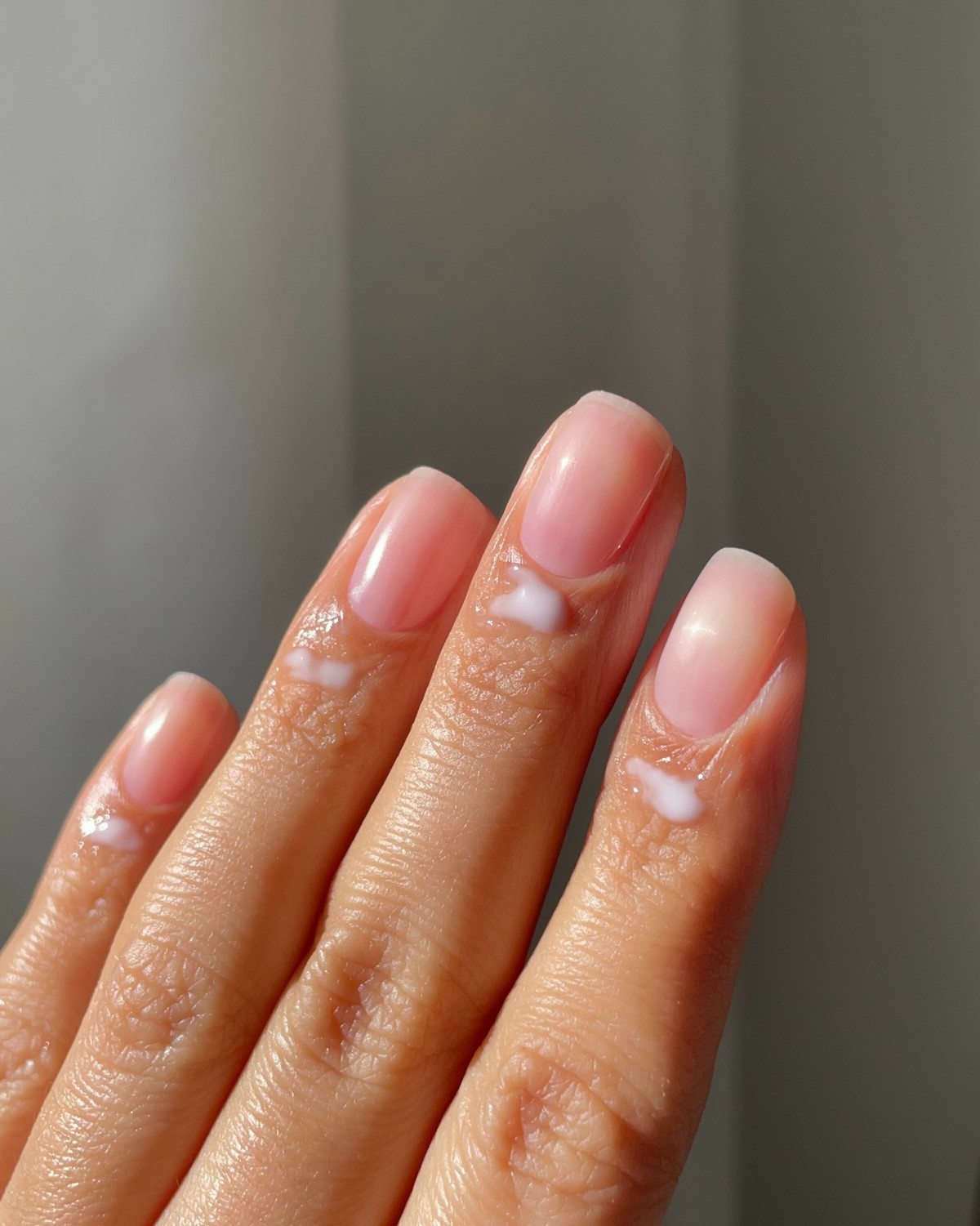 Короткие ногти на апрель: дорогие и аккуратные цвета