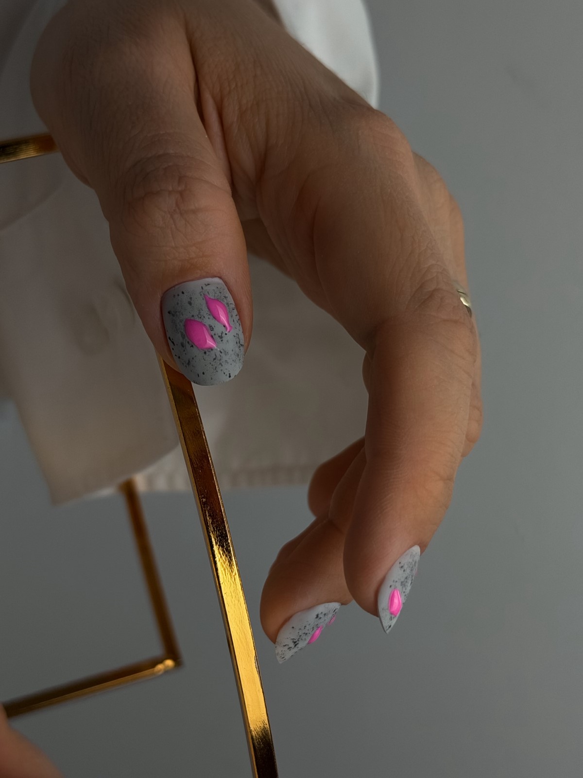 Короткие ногти на апрель: дорогие и аккуратные цвета