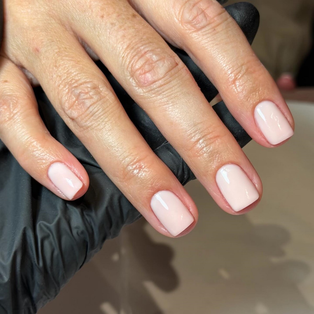 Короткие ногти на апрель: дорогие и аккуратные цвета