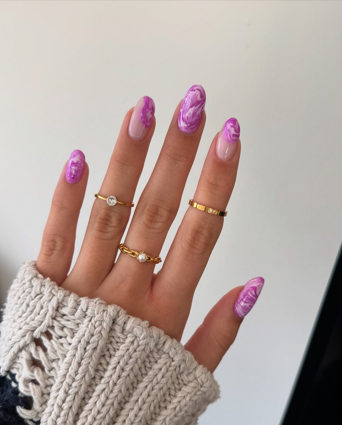 Почему лавандовый маникюр весной выглядит нежнее розового