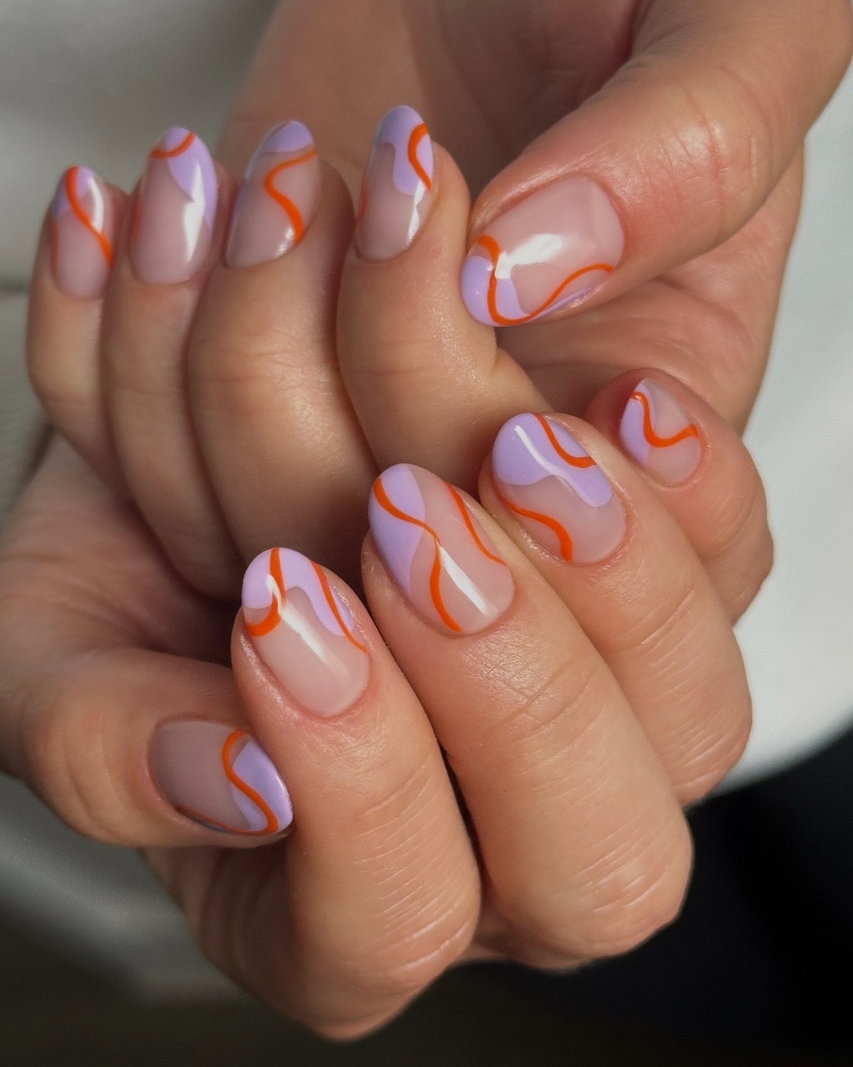 Почему лавандовый маникюр весной выглядит нежнее розового