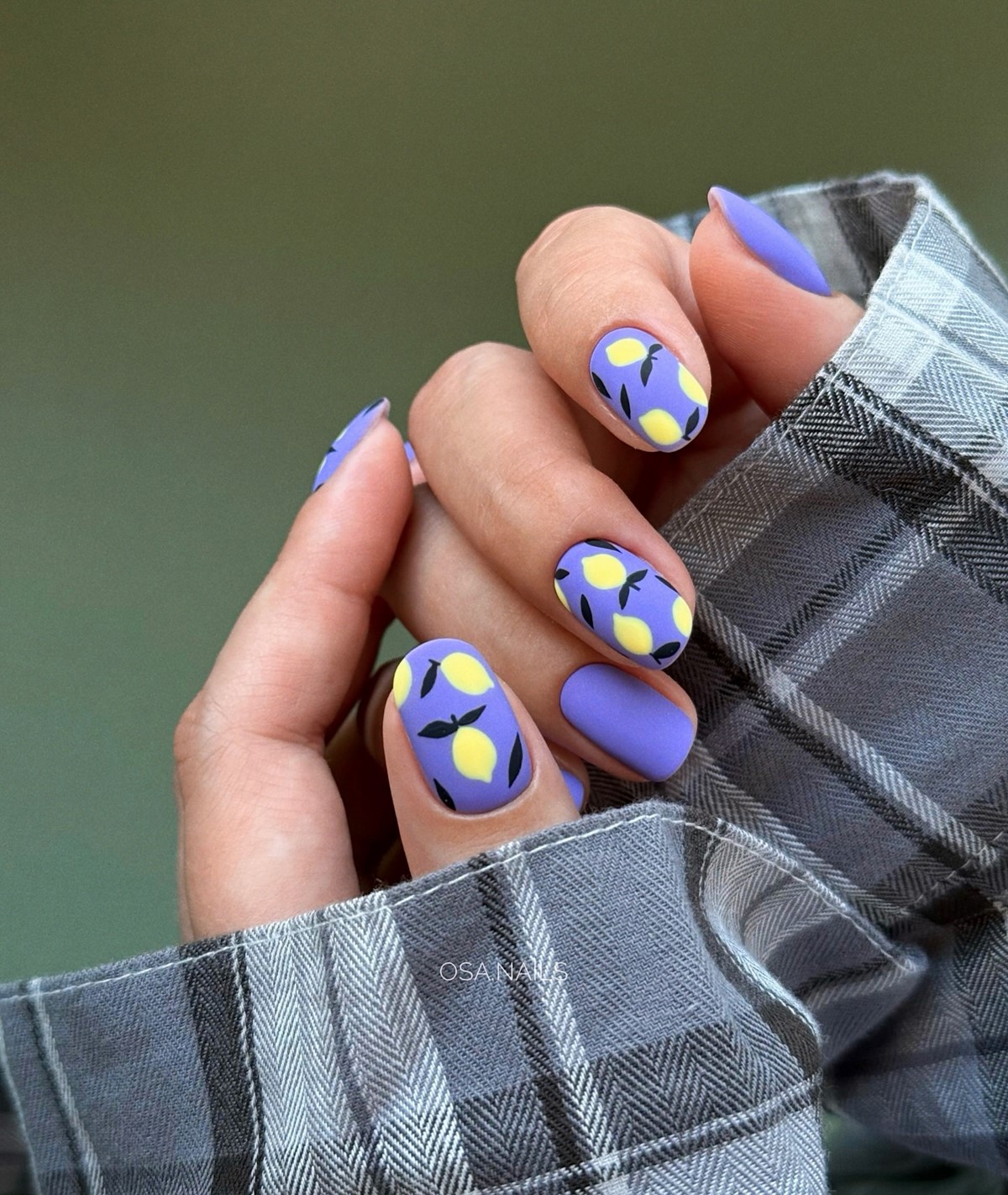 Почему лавандовый маникюр весной выглядит нежнее розового