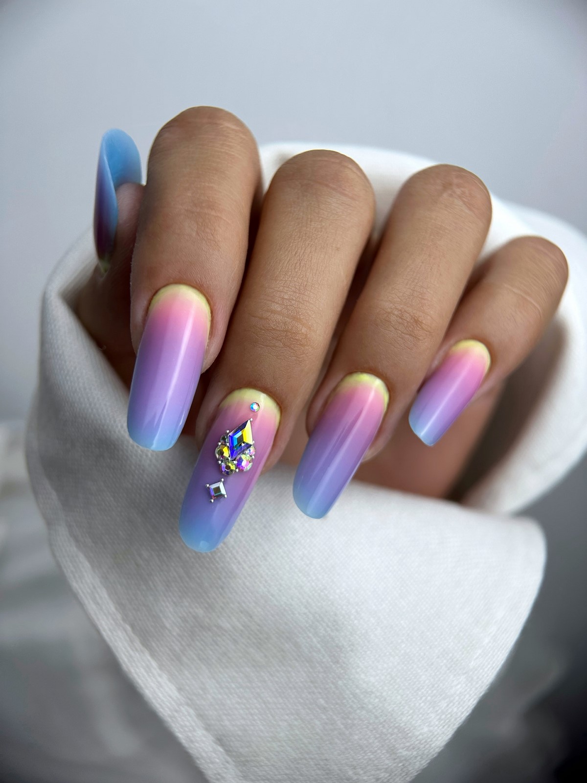 Почему лавандовый маникюр весной выглядит нежнее розового