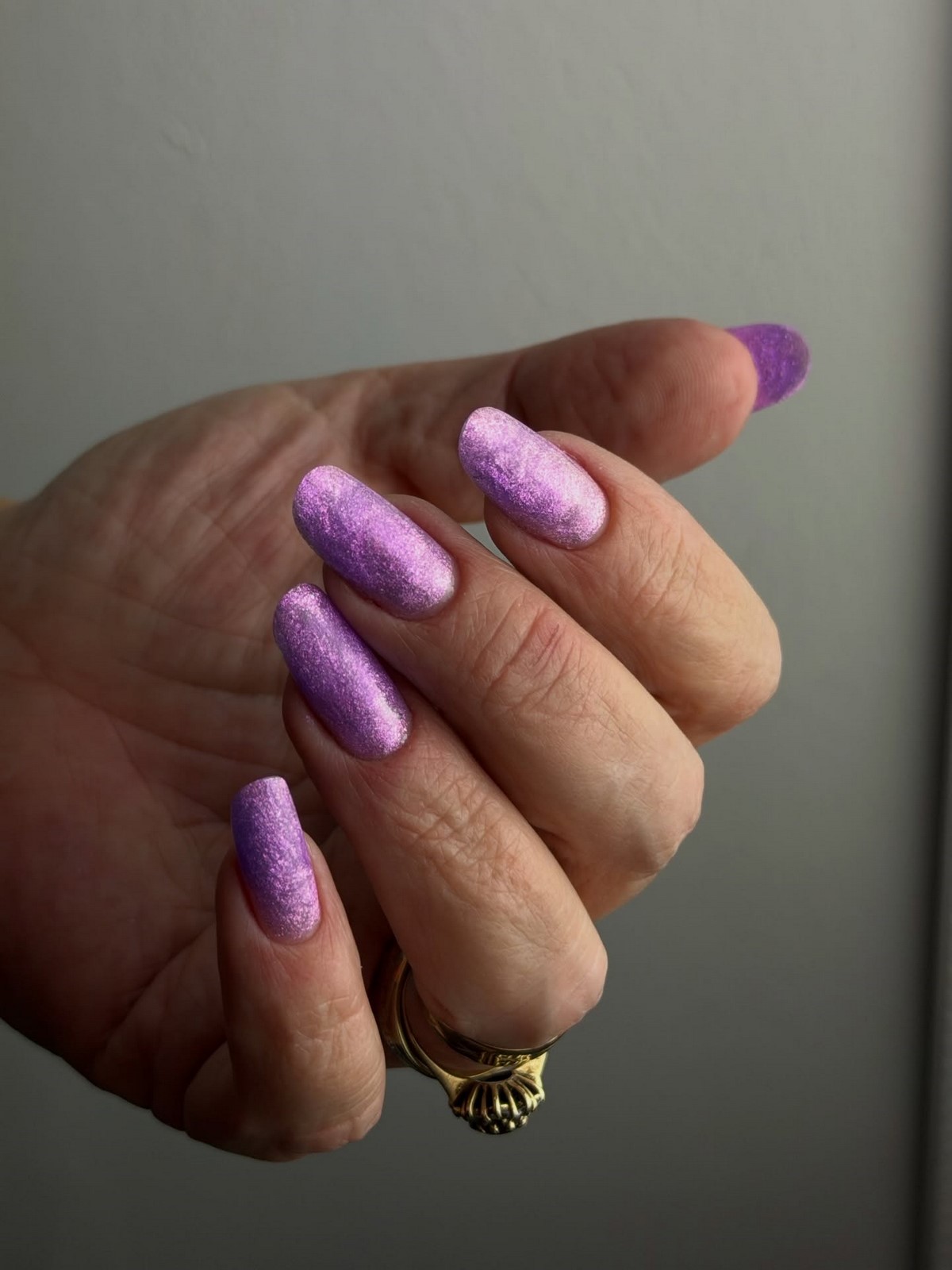 Почему лавандовый маникюр весной выглядит нежнее розового