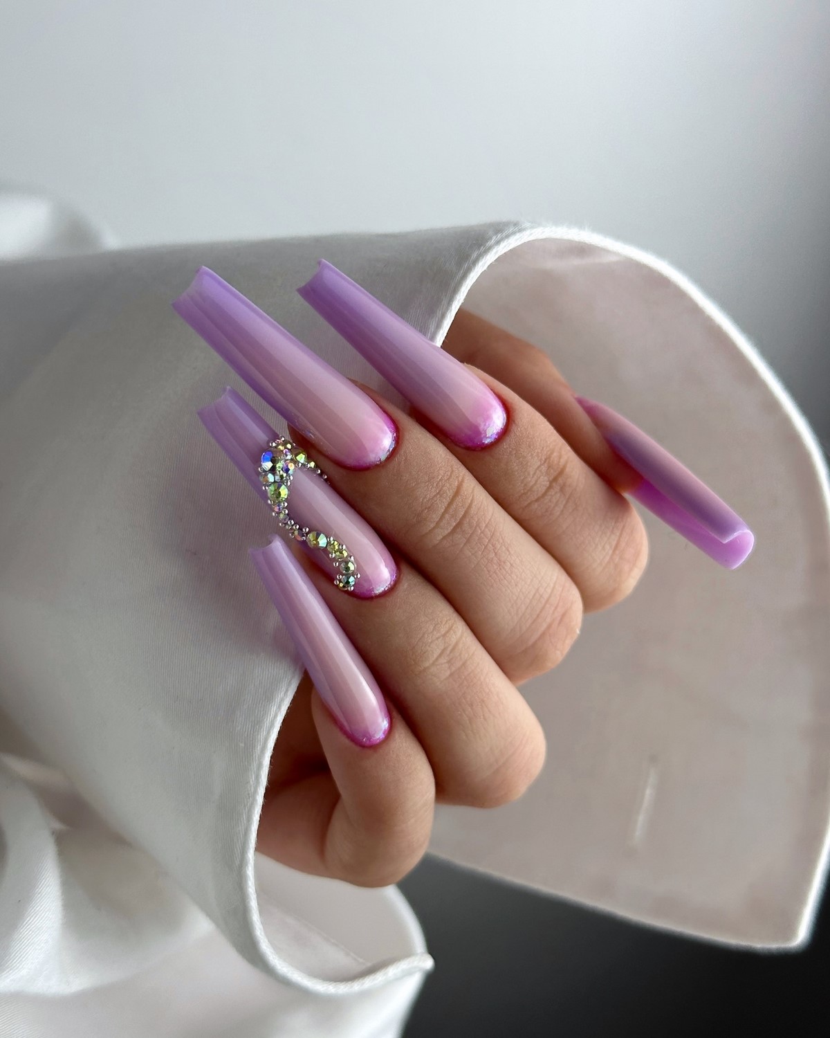 Почему лавандовый маникюр весной выглядит нежнее розового