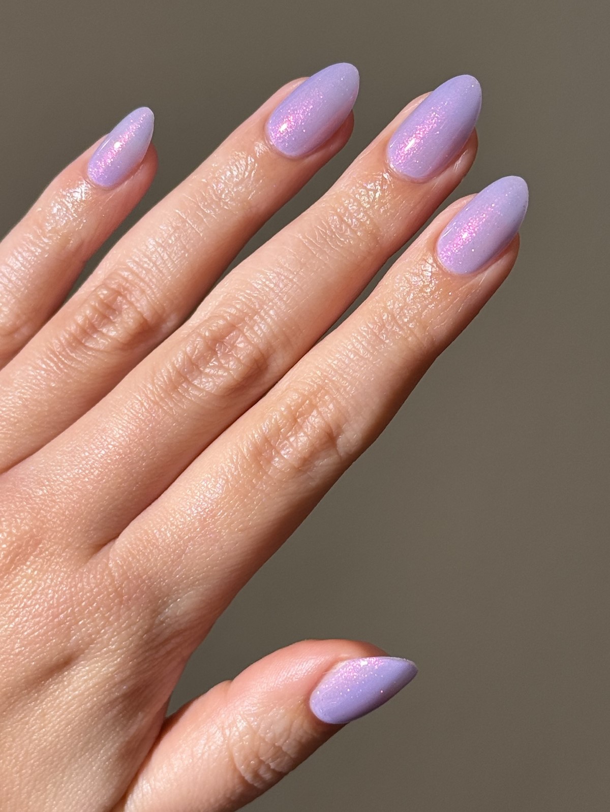 Почему лавандовый маникюр весной выглядит нежнее розового