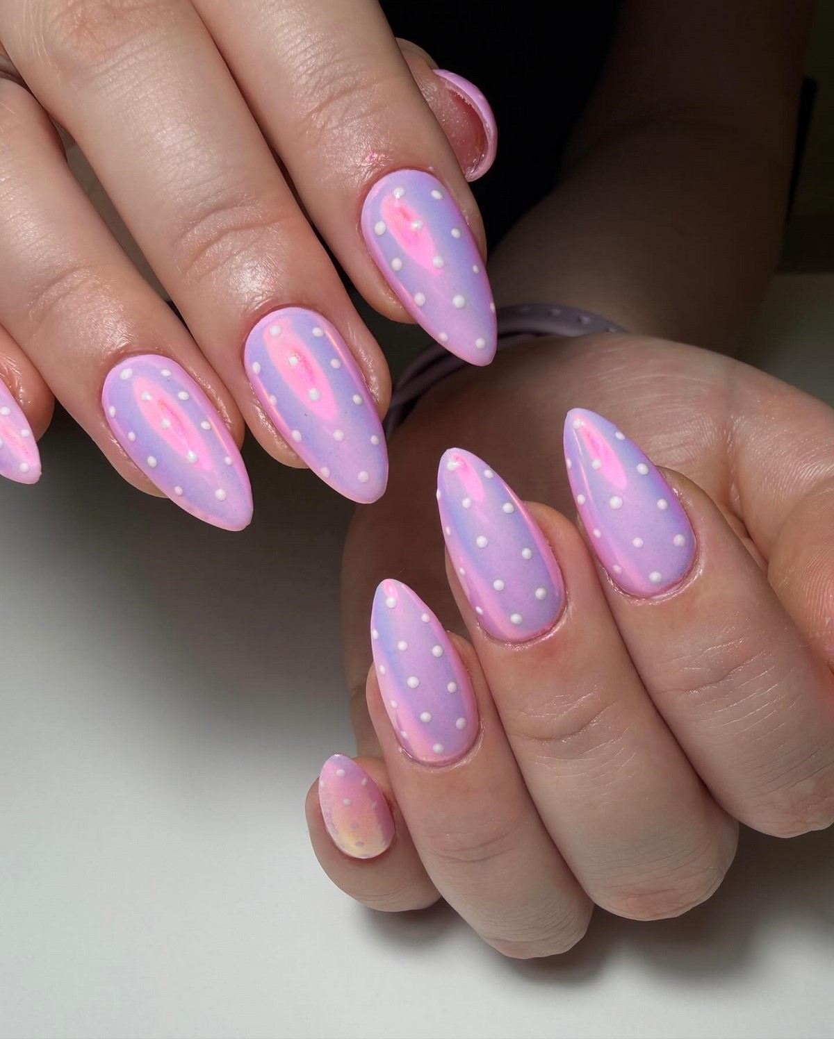 Почему лавандовый маникюр весной выглядит нежнее розового