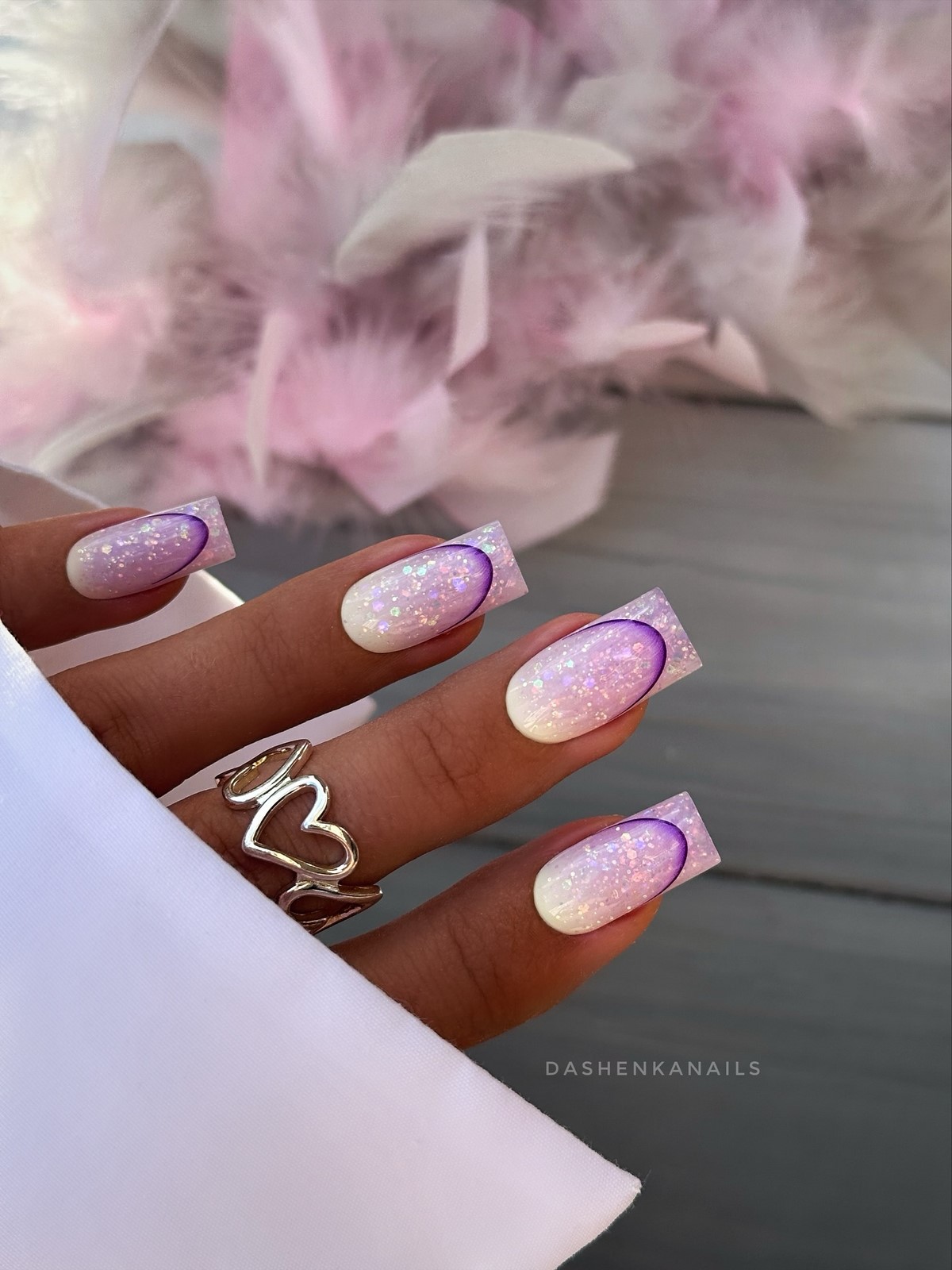 Почему лавандовый маникюр весной выглядит нежнее розового