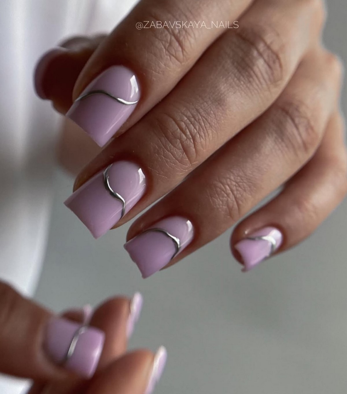 Почему лавандовый маникюр весной выглядит нежнее розового