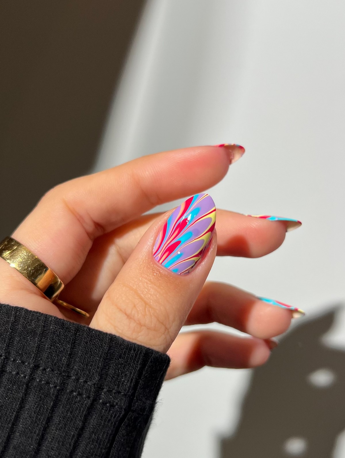 Почему лавандовый маникюр весной выглядит нежнее розового