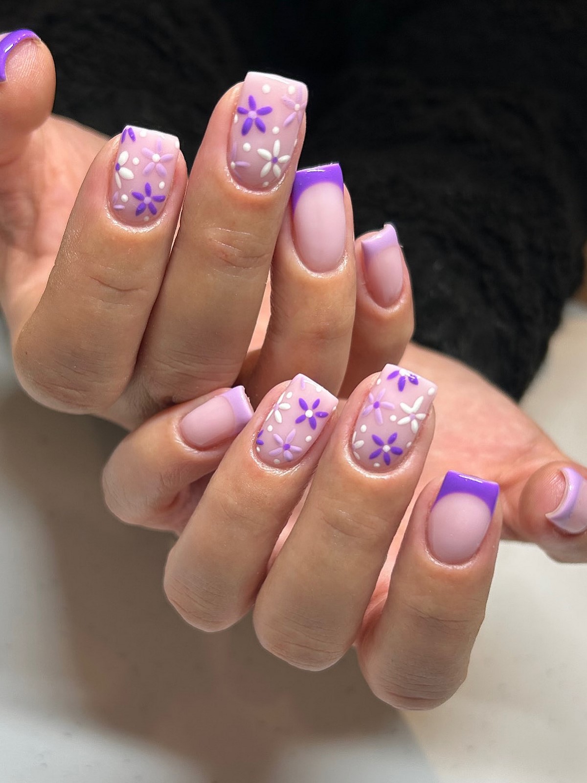 Почему лавандовый маникюр весной выглядит нежнее розового