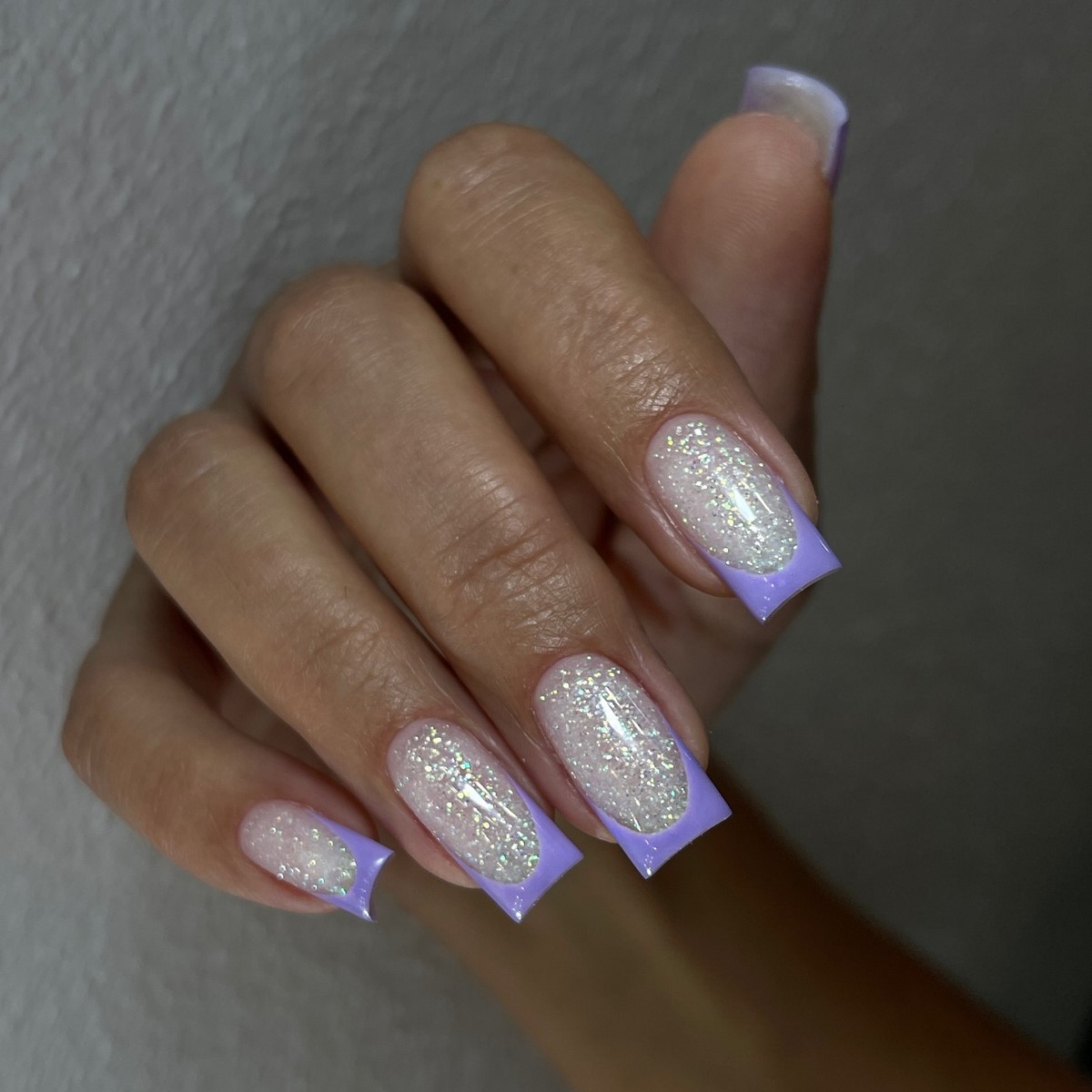 Почему лавандовый маникюр весной выглядит нежнее розового