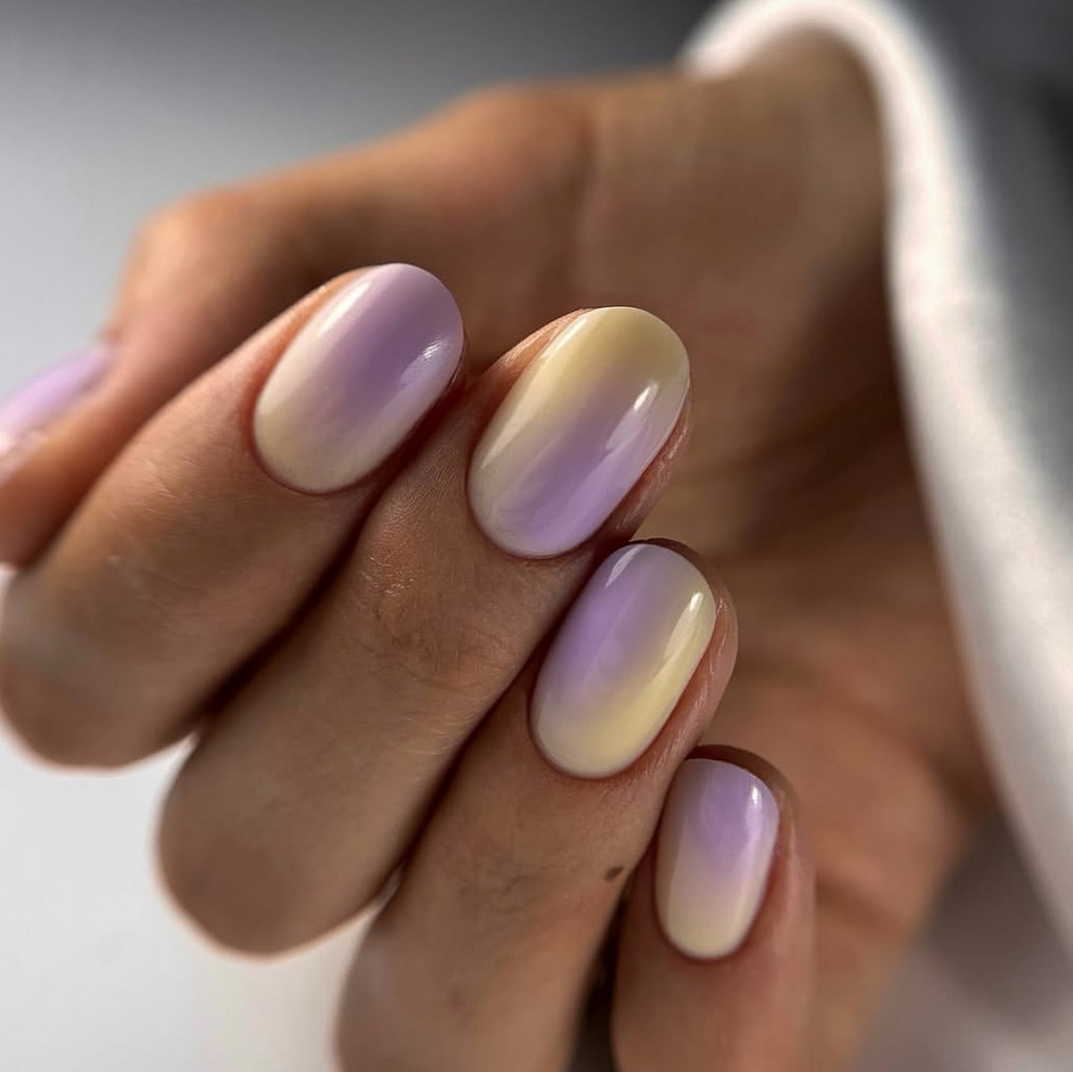 Почему лавандовый маникюр весной выглядит нежнее розового