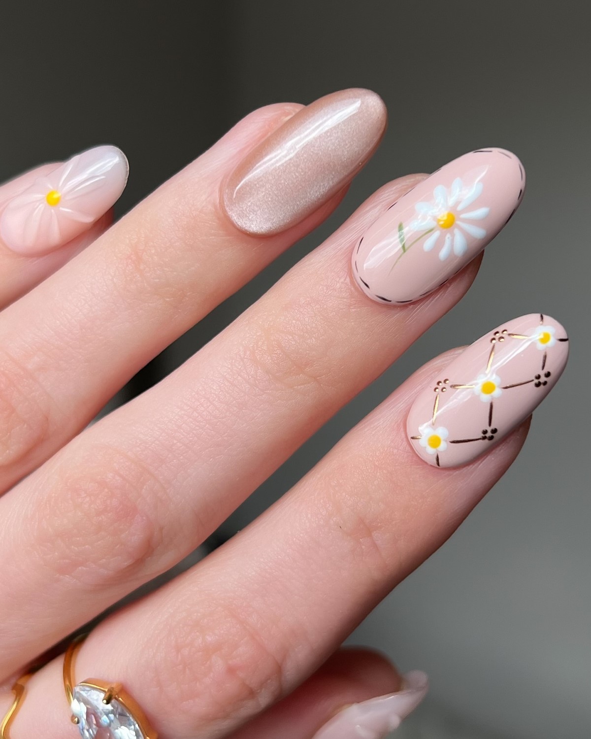 Маникюр апрель 2026: 7 оттенков, которые диктуют стиль